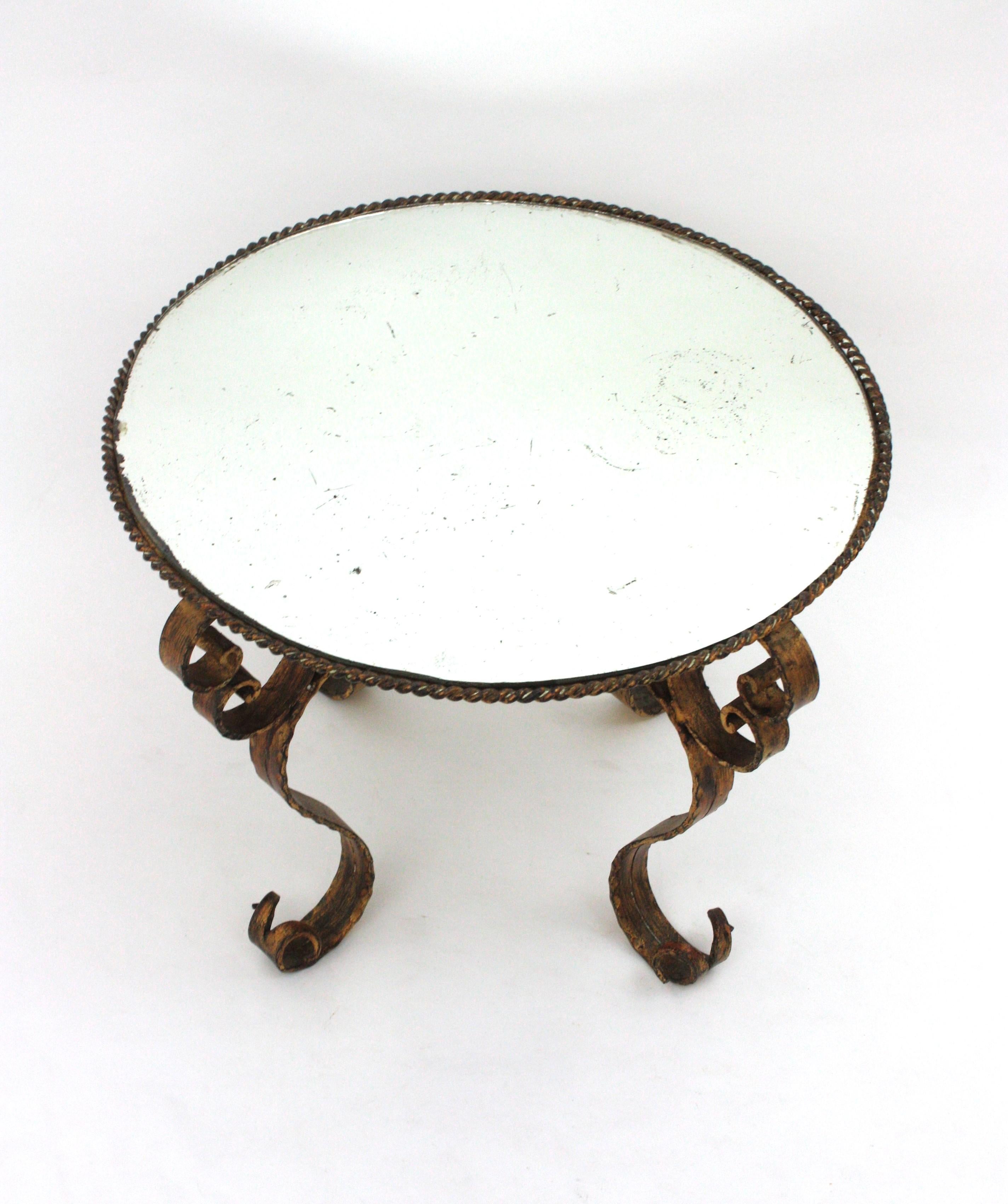 Table basse ronde espagnole dorée en fer forgé à la main avec plateau en miroir en vente 1