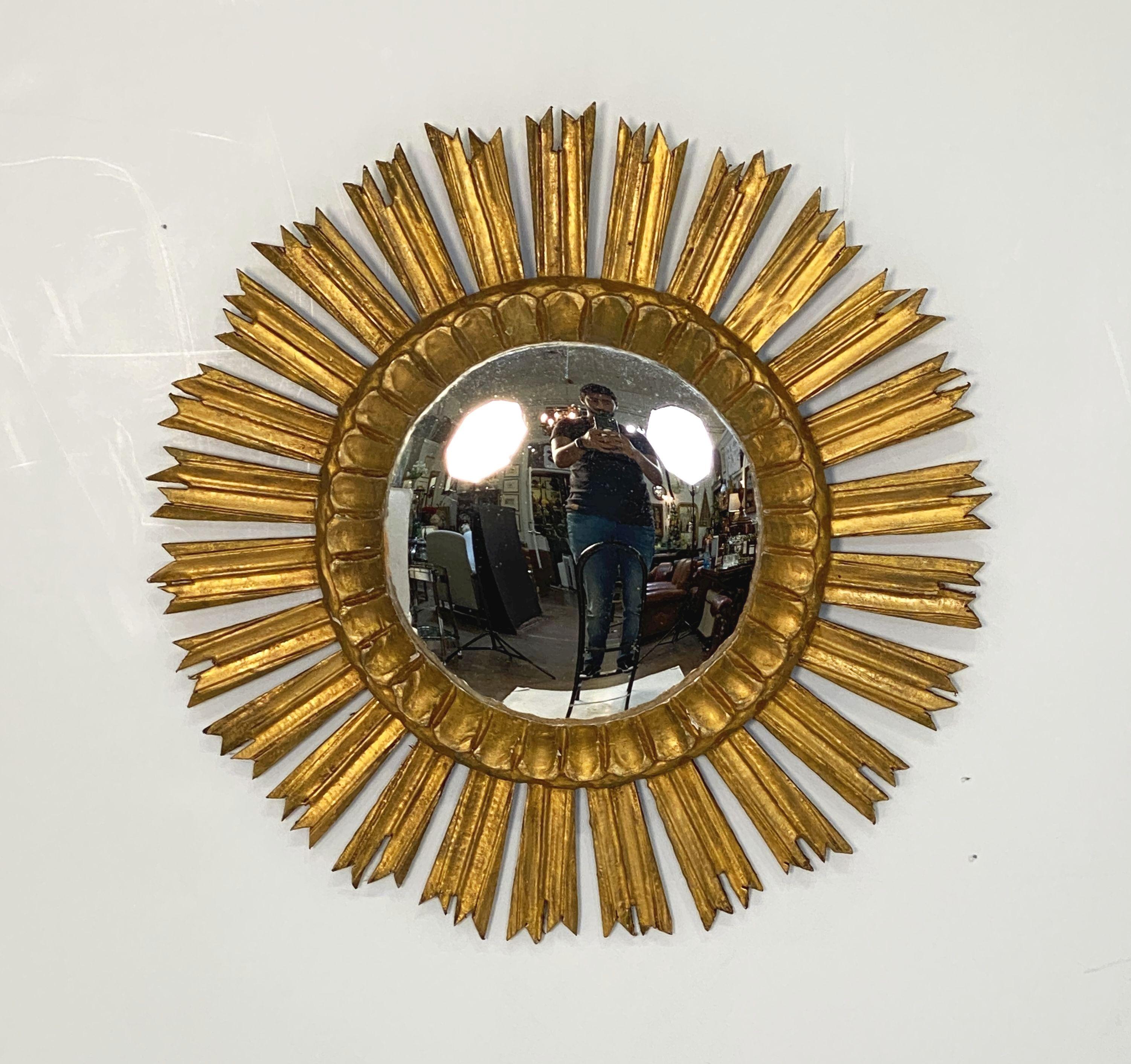 Magnifique miroir convexe espagnol à rayons de soleil dorés (ou à étoiles) avec une rangée de rayons en bois finement dorés disposés autour d'un centre en verre miroir.

Dimensions : Diamètre de 21 pouces