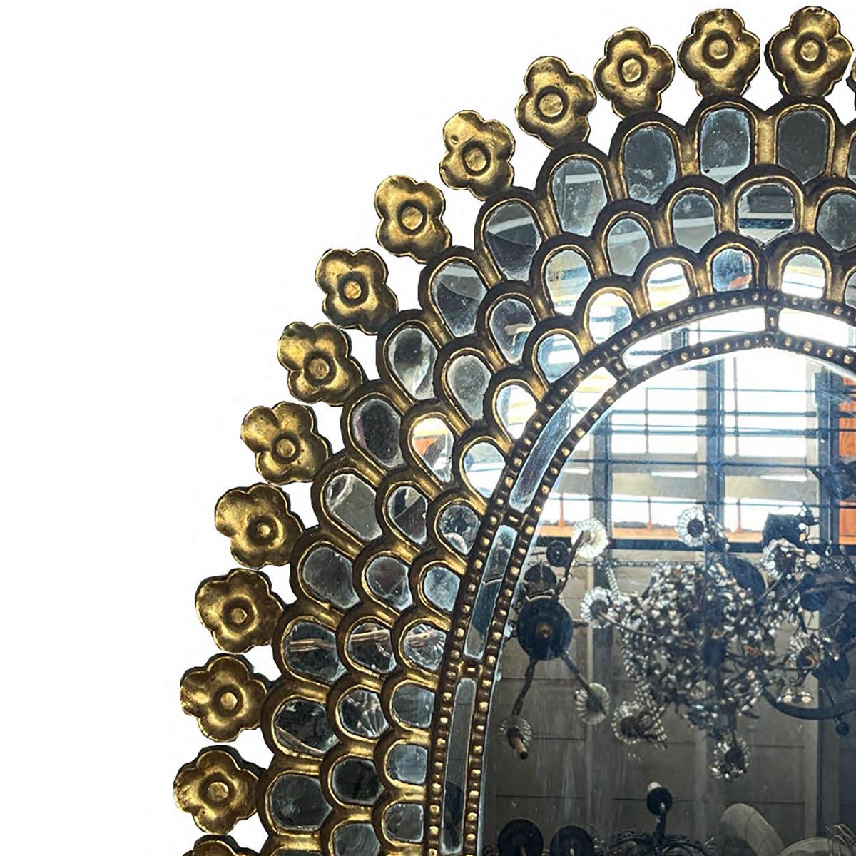 Miroir espagnol doré des années 1940 avec inserts de miroir.

Mesures :
Hauteur : 46