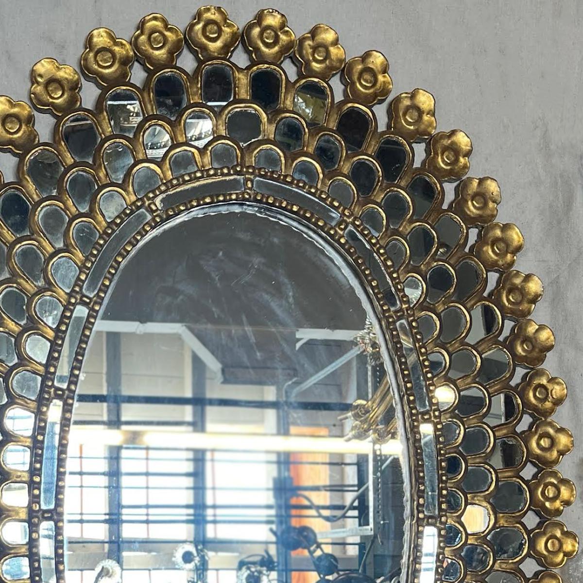 Milieu du XXe siècle Miroir espagnol en bois doré en vente