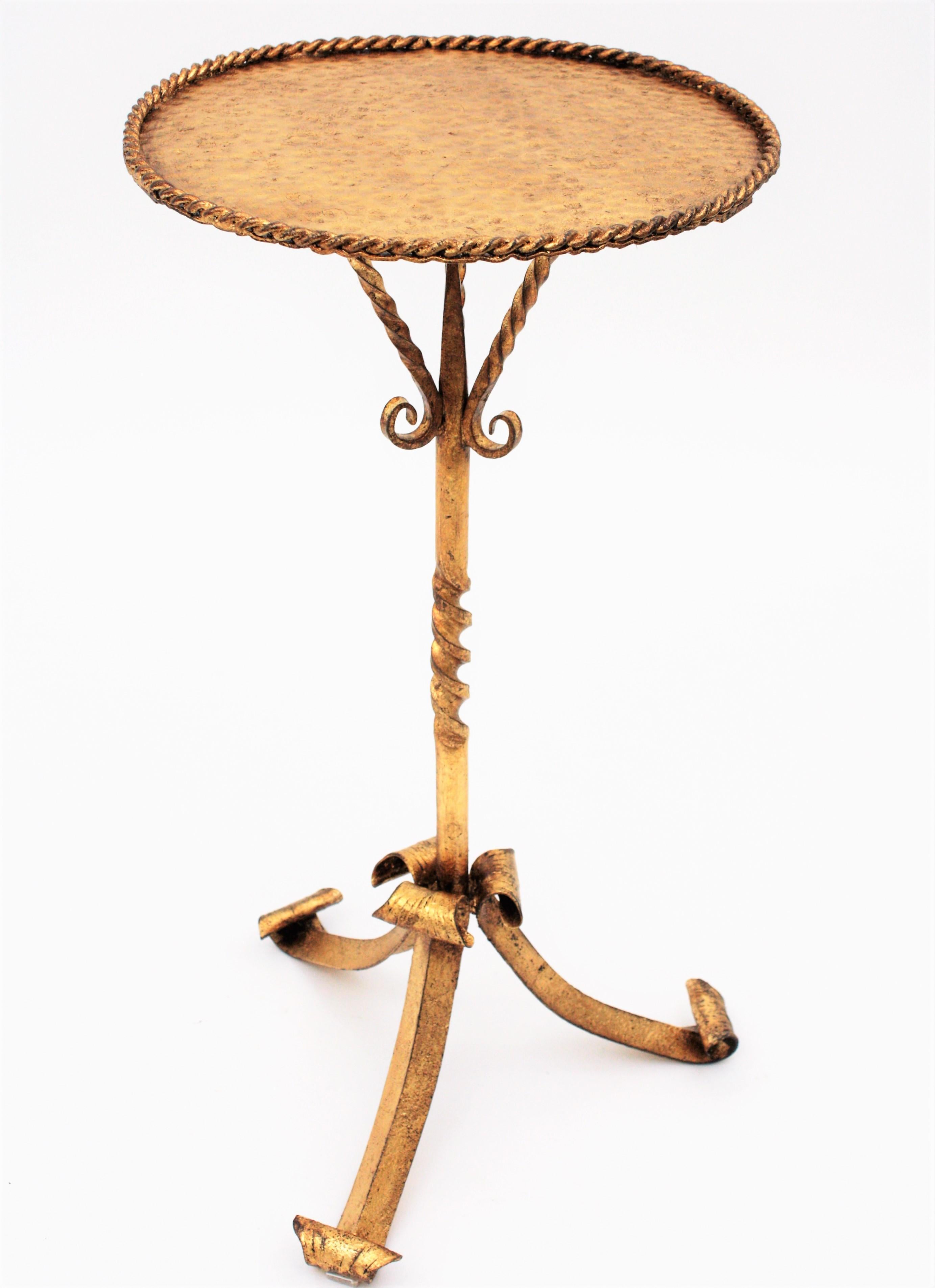 Spanish gilt wrought iron gueridon end drinks table on a tripod base, Spain, 1960s.
An Spanish wrought iron guéridon table, stand or drinks table with gold leaf finish.
Beautiful to use as a candles Stand, side table, drinks table or smokers