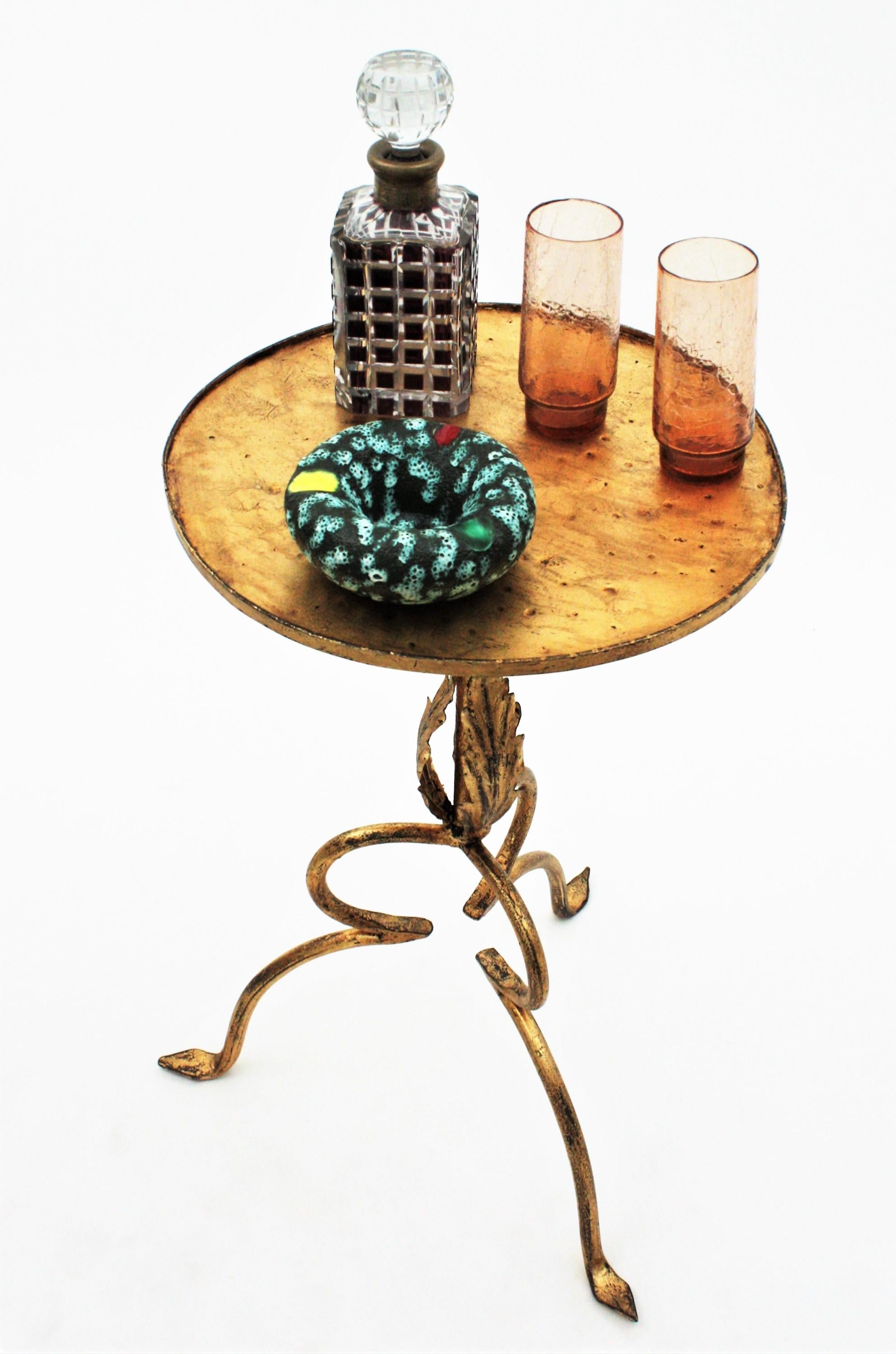 Spanish Gilt Wrought Iron Gueridon Drinks Table with Foliate Details, 1940s In Good Condition In Barcelona, ES