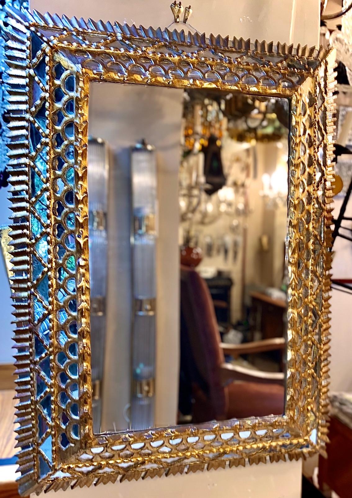 Miroir rectangulaire en bois doré espagnol datant des années 1920 avec des inserts de miroir dans le cadre.

Mesures :
Hauteur 25