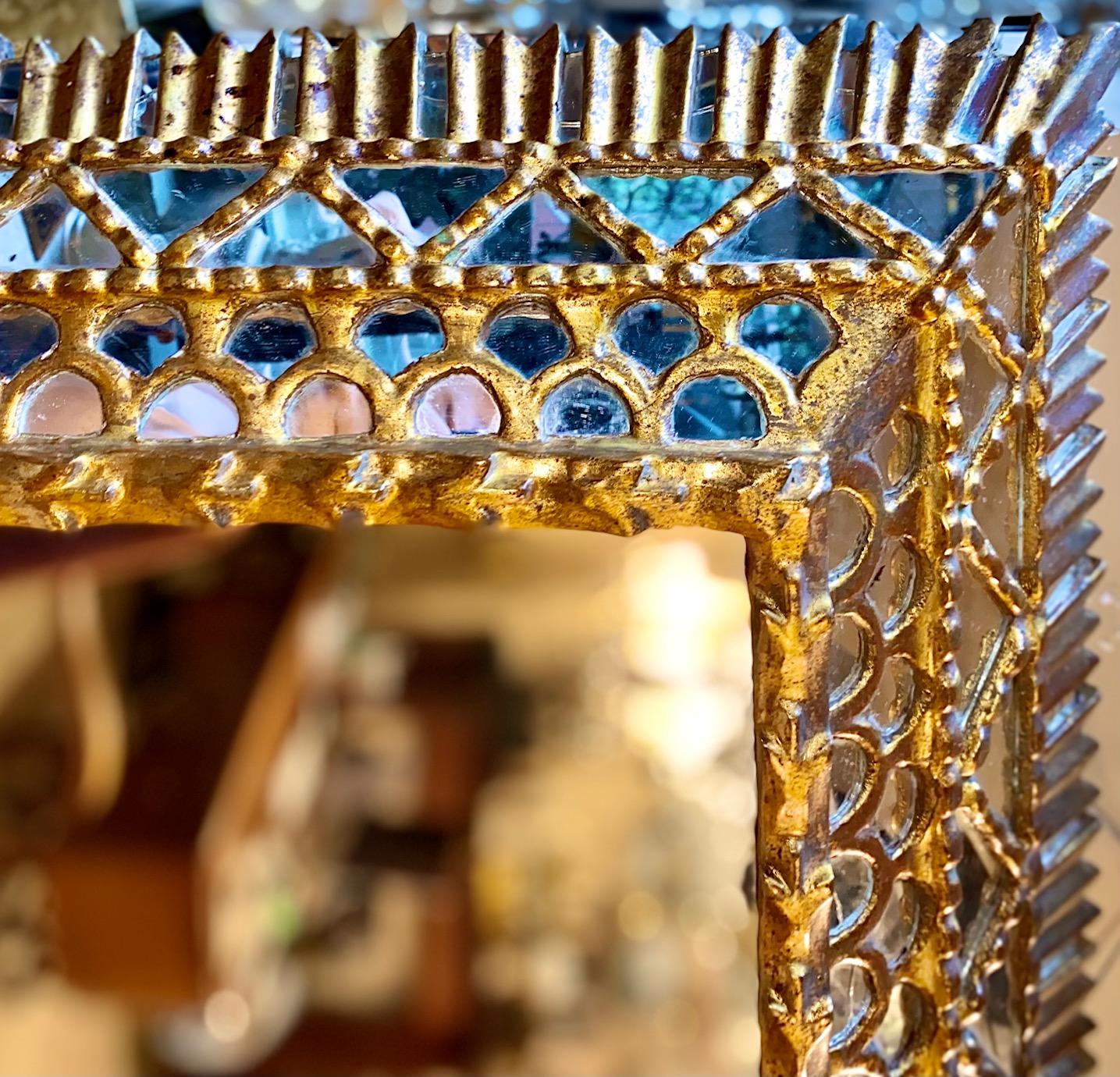 Espagnol Miroir espagnol en bois doré en vente