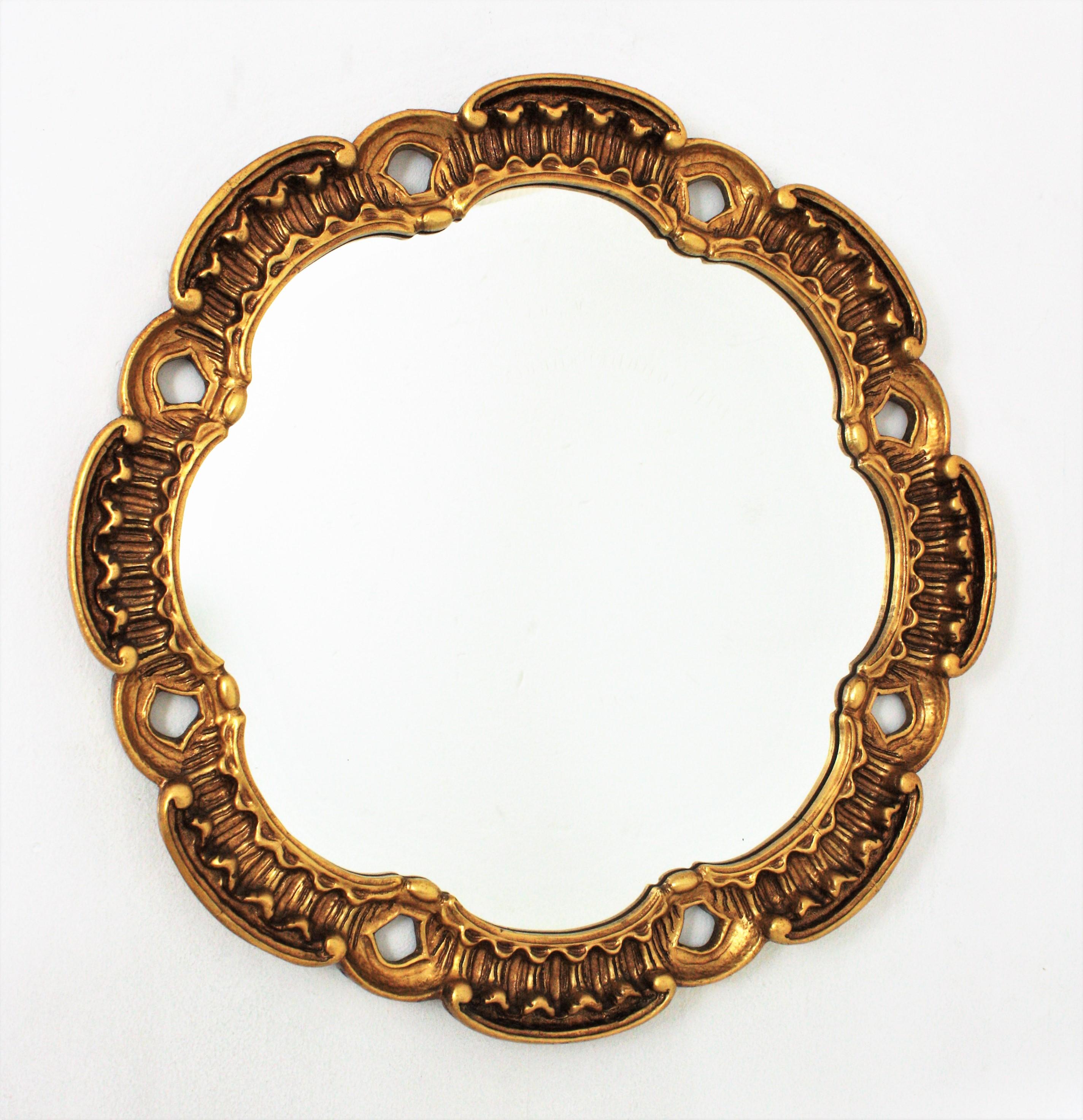 Specchio rotondo intagliato in legno d'orato con motivo a volute spagnolo
Grande specchio Francisco Hurtado in legno dorato smerlato con volute intagliate, Spagna, 1950-1960.
Uno spettacolare specchio in legno intagliato a mano con una cornice