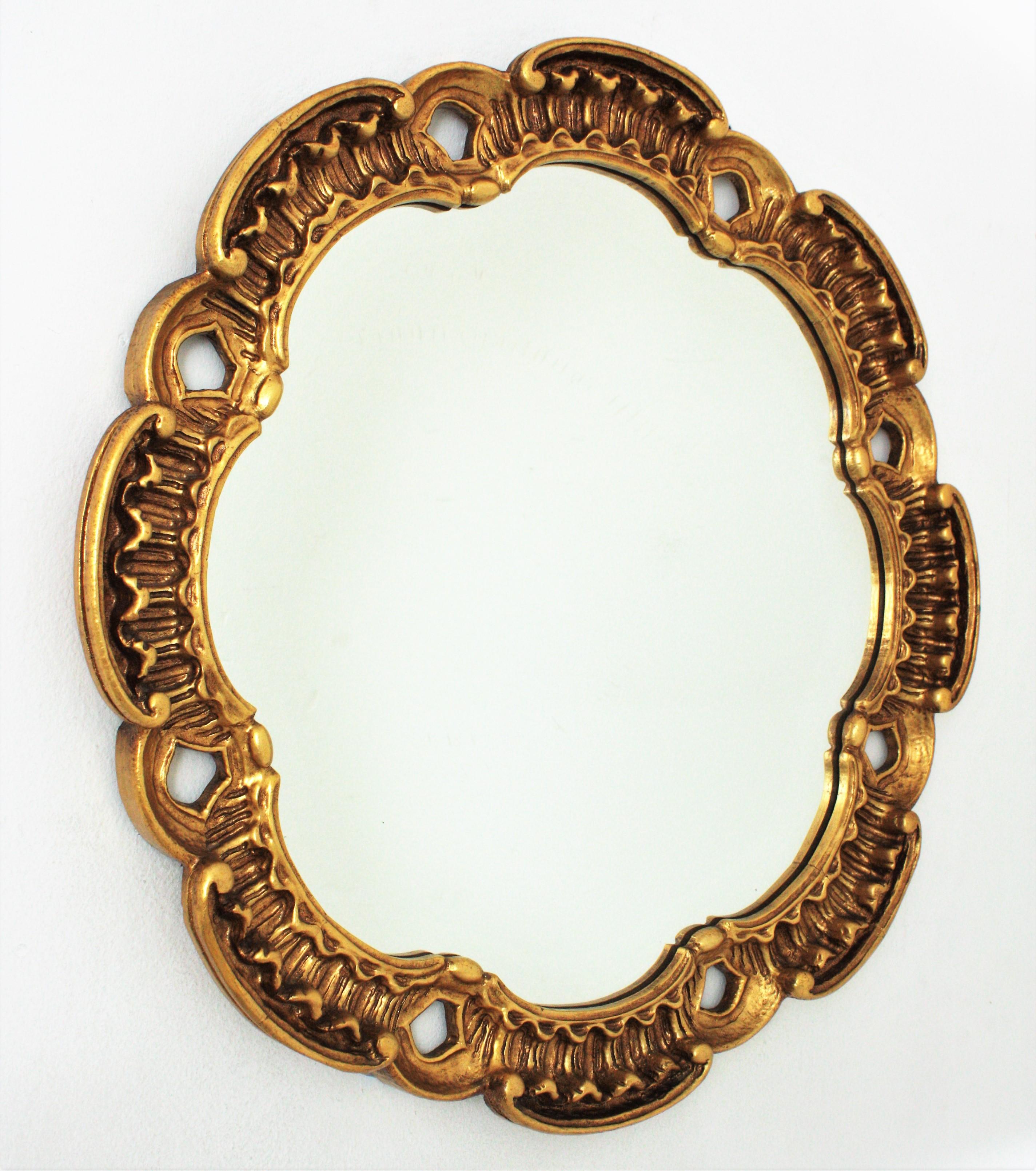 Hollywood Regency Specchio rotondo in legno dorato spagnolo intagliato di Francisco Hurtado in vendita