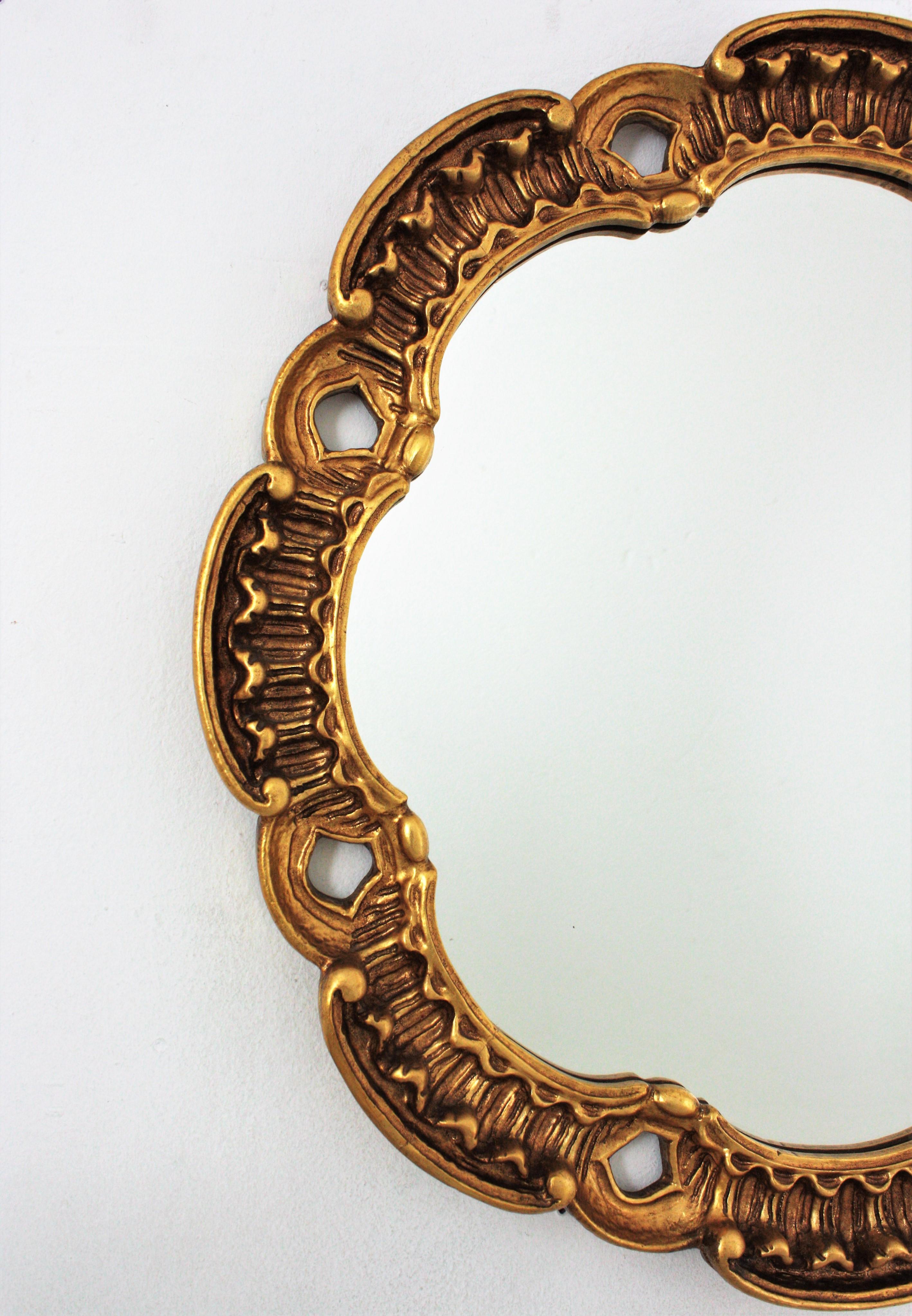 Spanish Gilt Carved Wood Round Mirror by Francisco Hurtado  In Good Condition For Sale In Barcelona, ES
