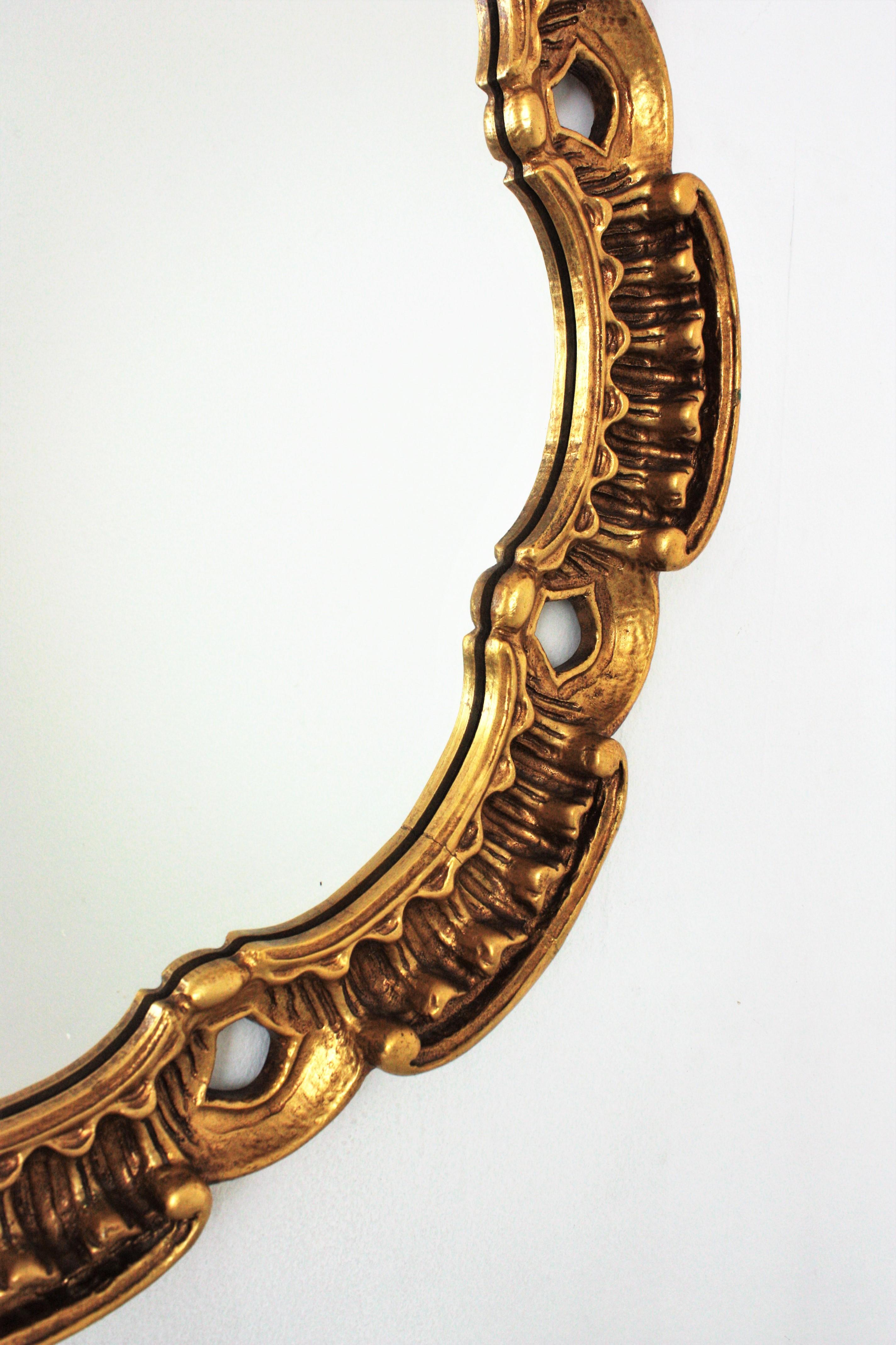 20th Century Spanish Gilt Carved Wood Round Mirror by Francisco Hurtado  For Sale