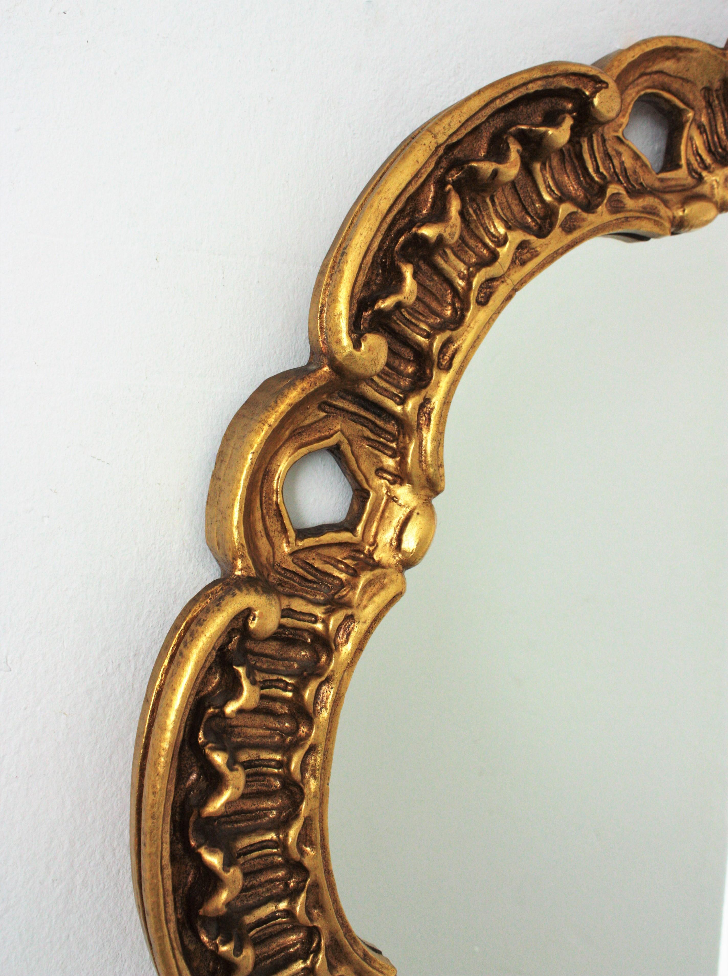 Spanish Gilt Carved Wood Round Mirror by Francisco Hurtado  For Sale 1