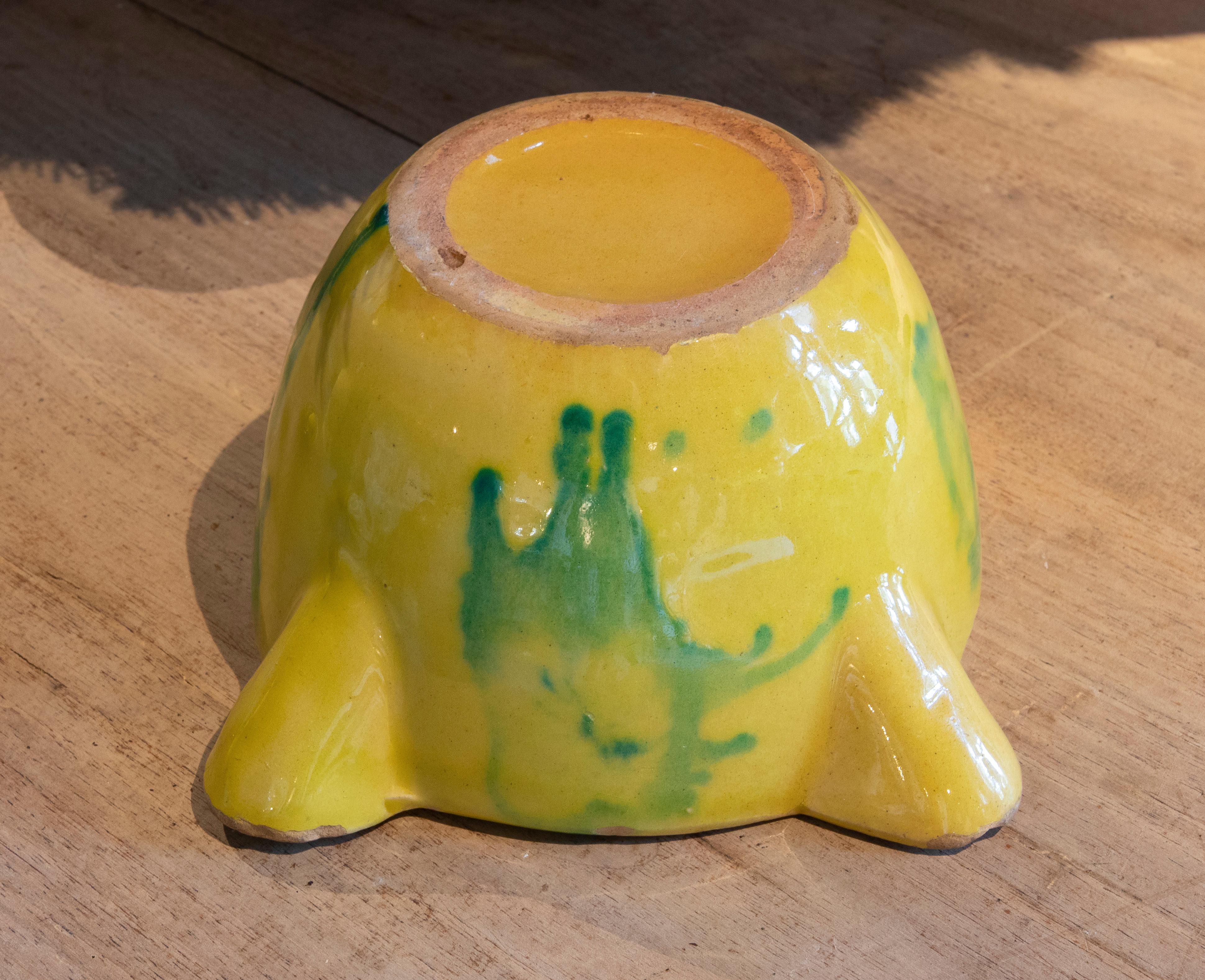 Mortar espagnol en céramique émaillée de couleur jaune et verte en vente 1