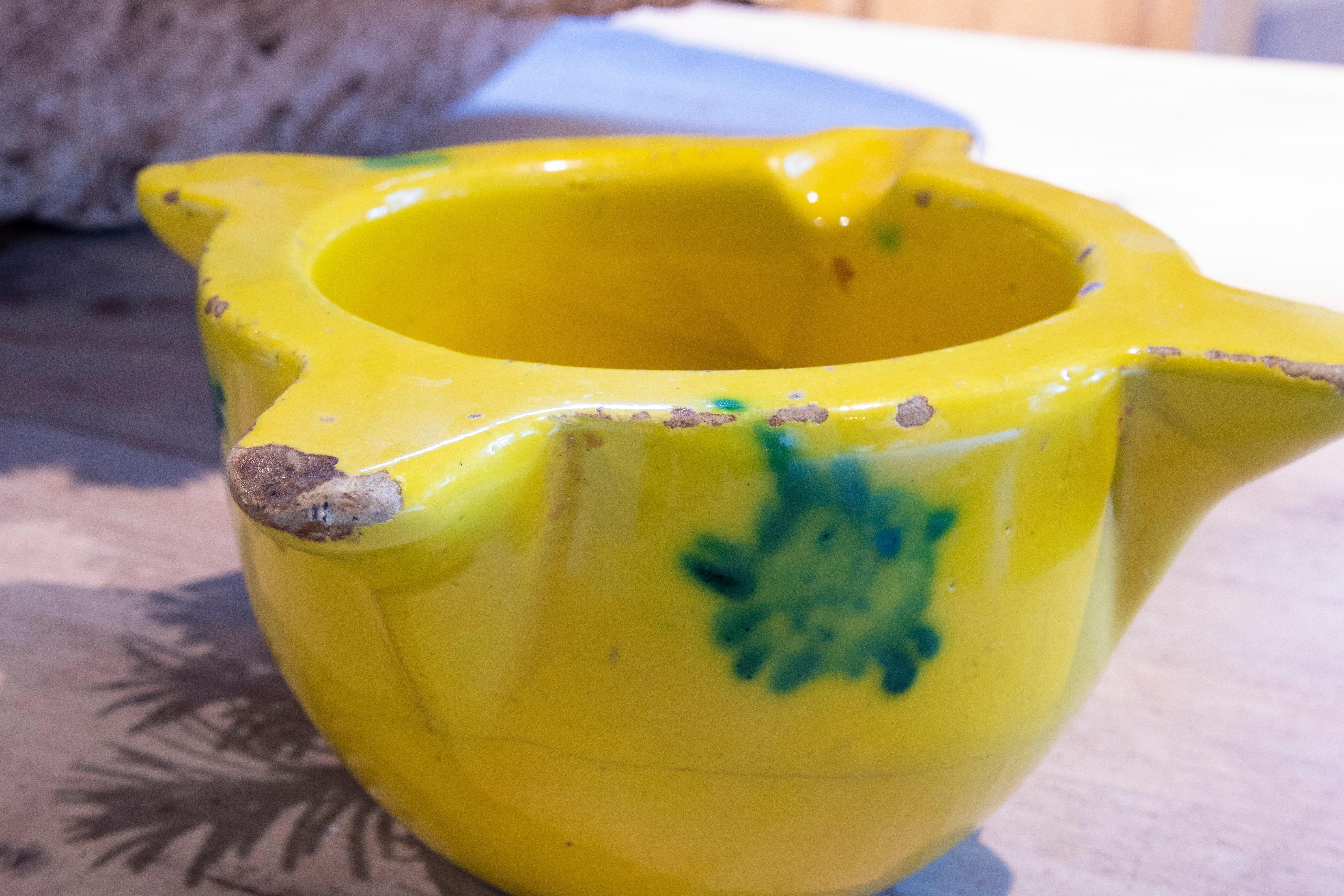 Spanischer glasierter Keramikmörser in gelber und grüner Farbe im Angebot 7