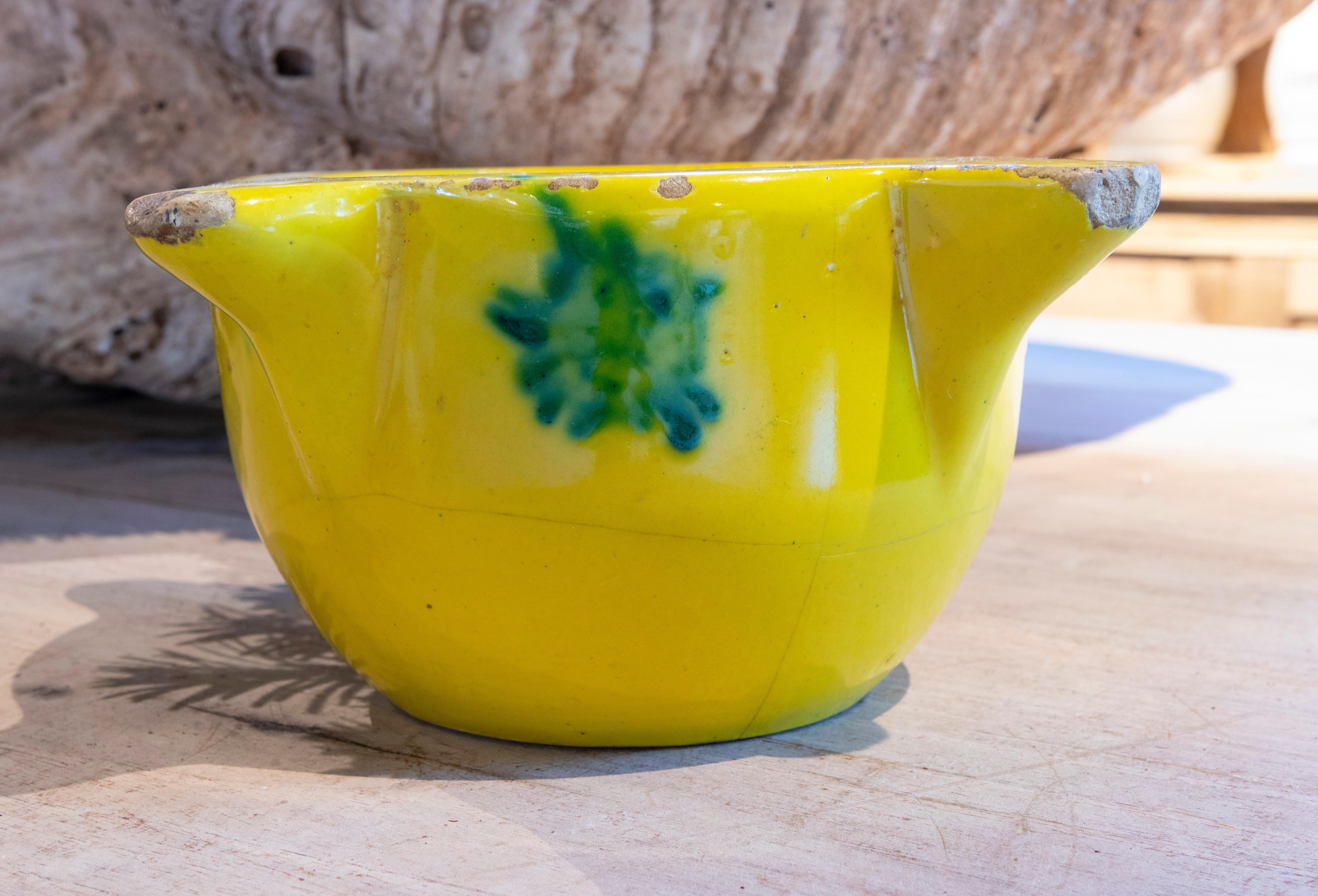 Spanischer glasierter Keramikmörser in gelber und grüner Farbe im Angebot 9