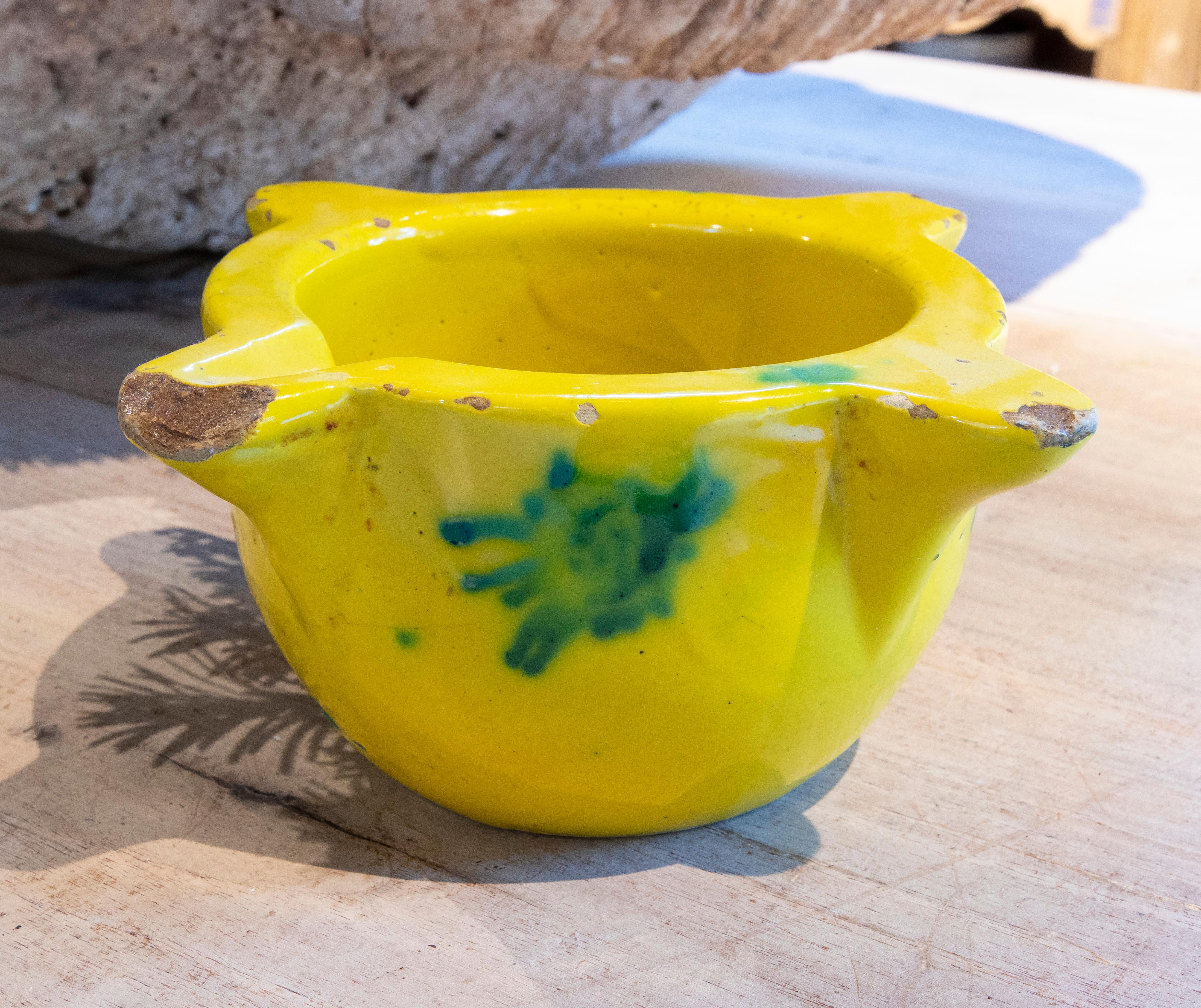 Spanischer glasierter Keramikmörser in gelber und grüner Farbe (Glasiert) im Angebot
