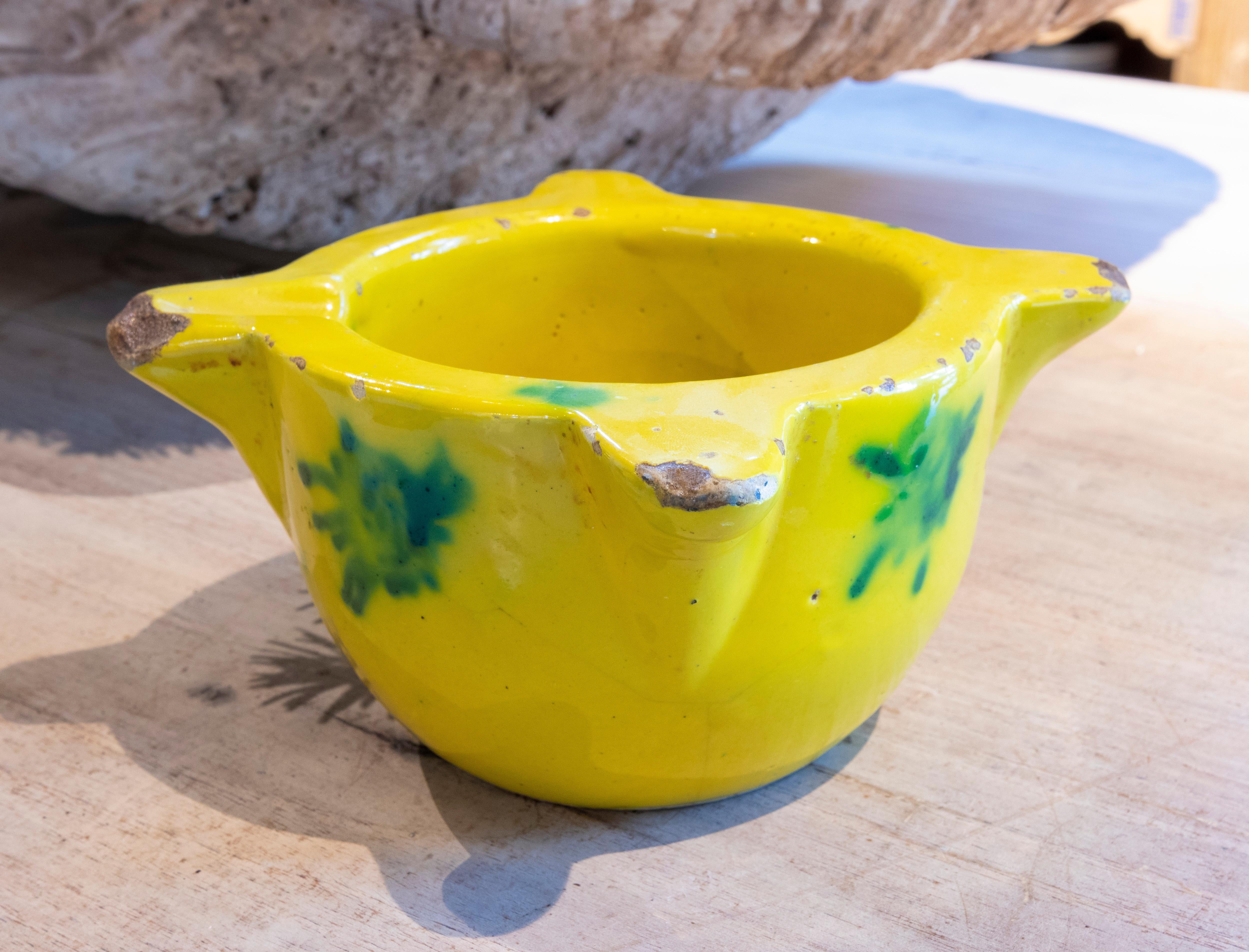 Spanischer glasierter Keramikmörser in gelber und grüner Farbe im Zustand „Gut“ im Angebot in Marbella, ES