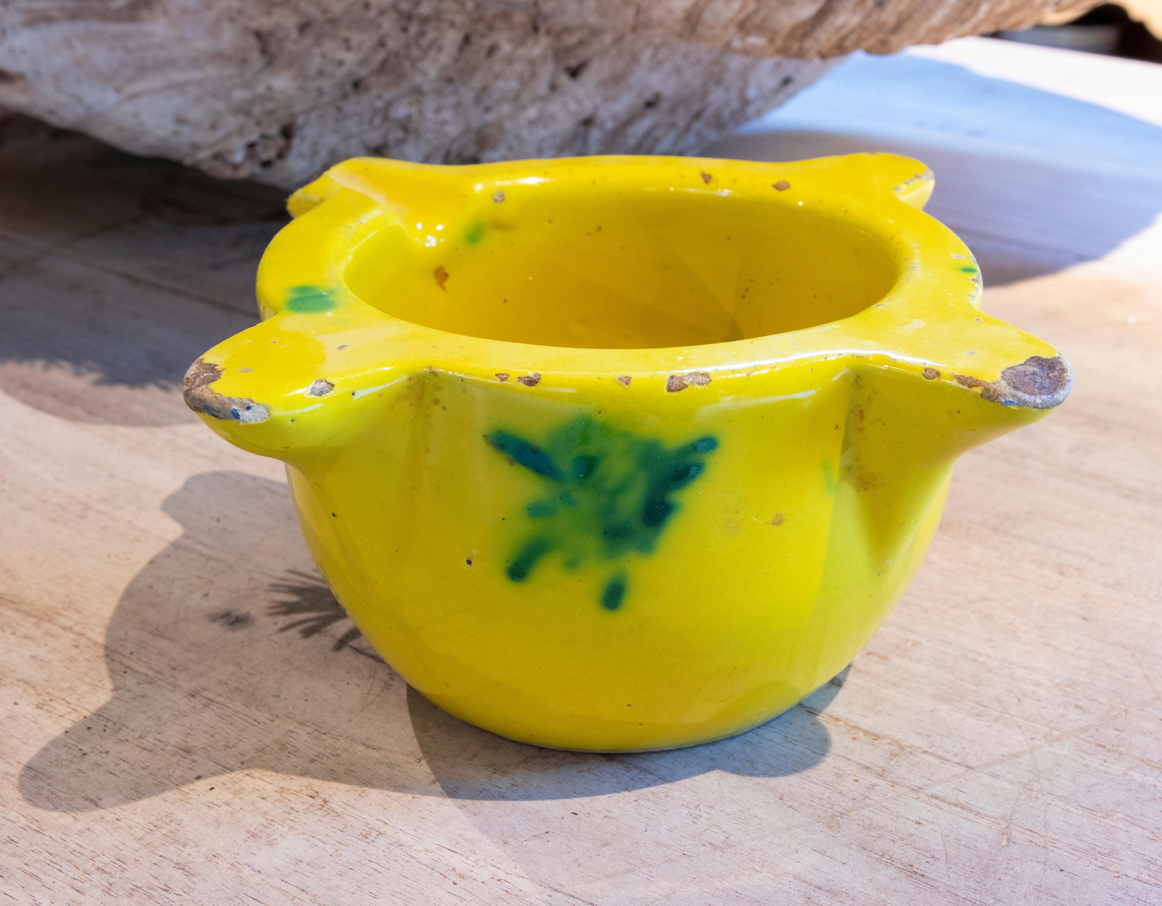Spanischer glasierter Keramikmörser in gelber und grüner Farbe (20. Jahrhundert) im Angebot