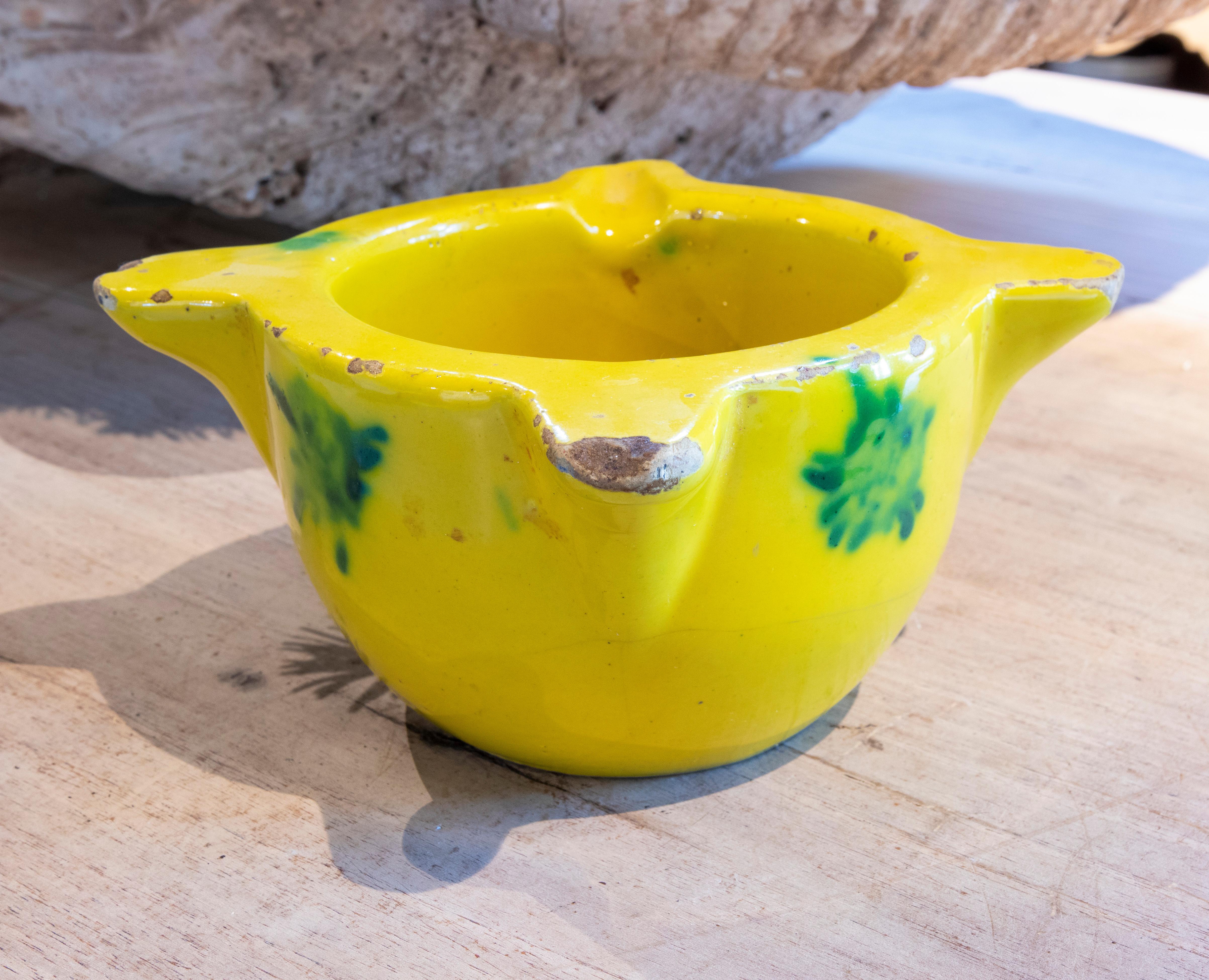 Spanischer glasierter Keramikmörser in gelber und grüner Farbe im Angebot 1