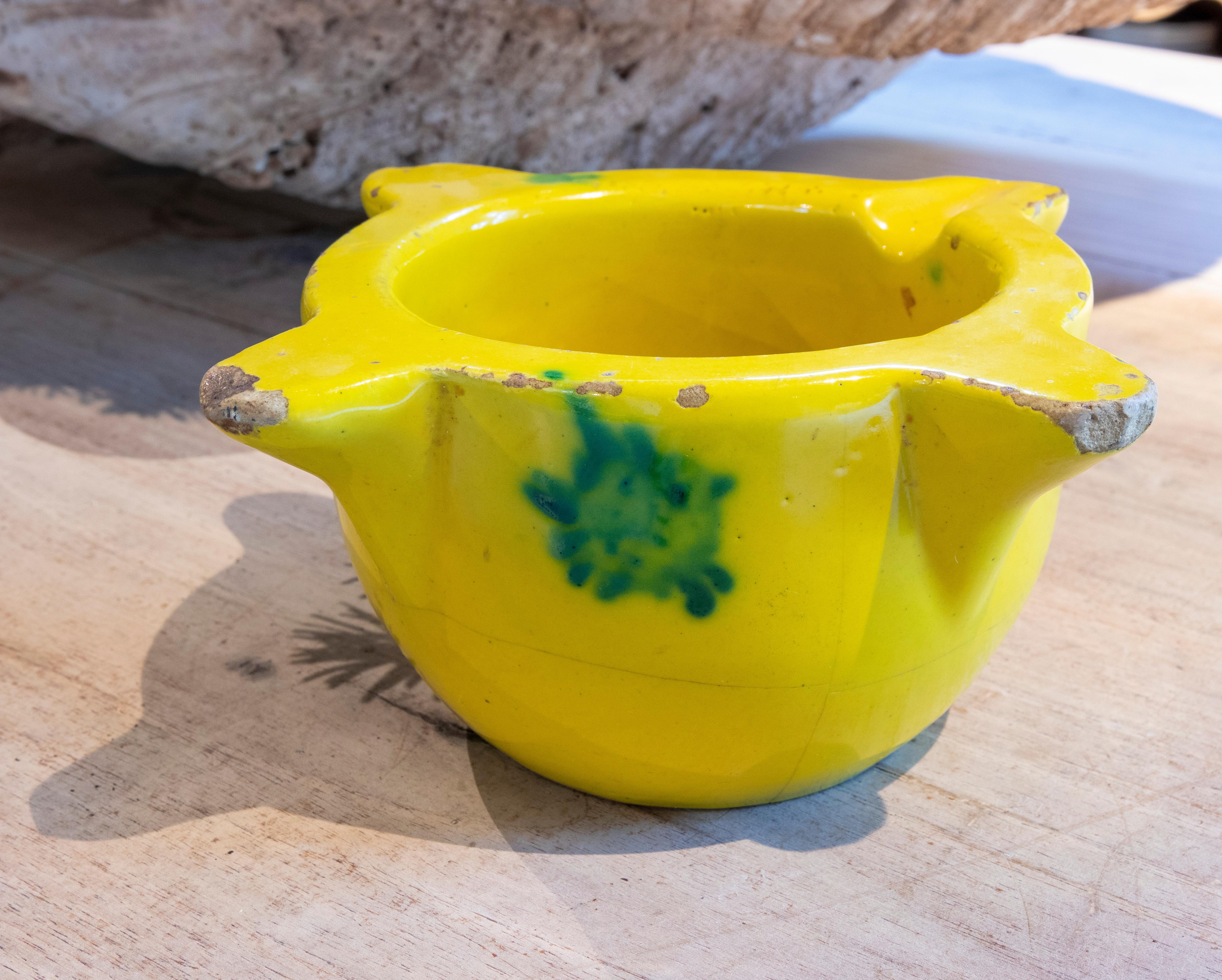 Spanischer glasierter Keramikmörser in gelber und grüner Farbe im Angebot 2