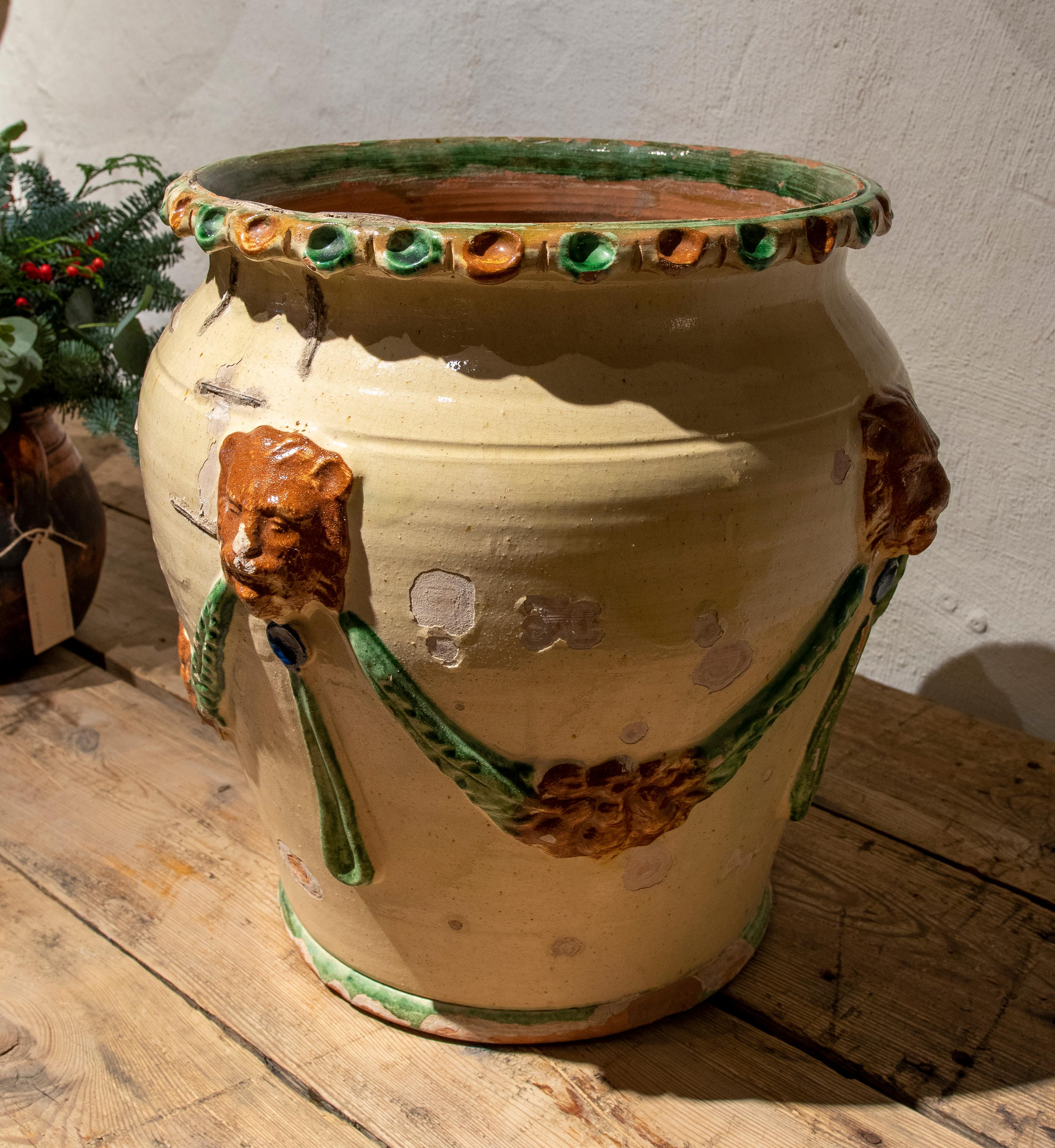 Spanisches glasiertes Pflanzgefäß mit Löwen- und Girlandendekoration (Glasiert) im Angebot