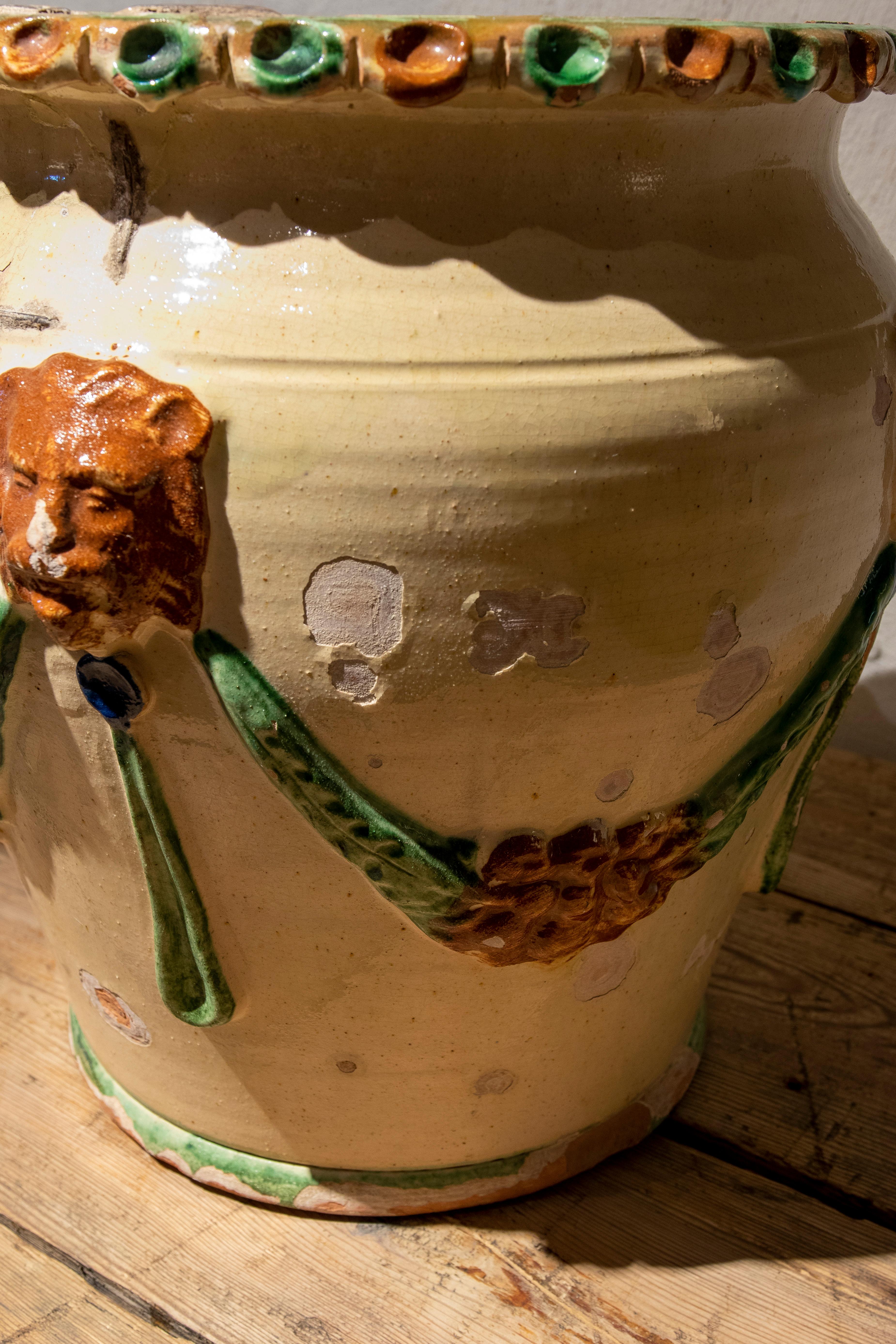 Spanisches glasiertes Pflanzgefäß mit Löwen- und Girlandendekoration (Keramik) im Angebot