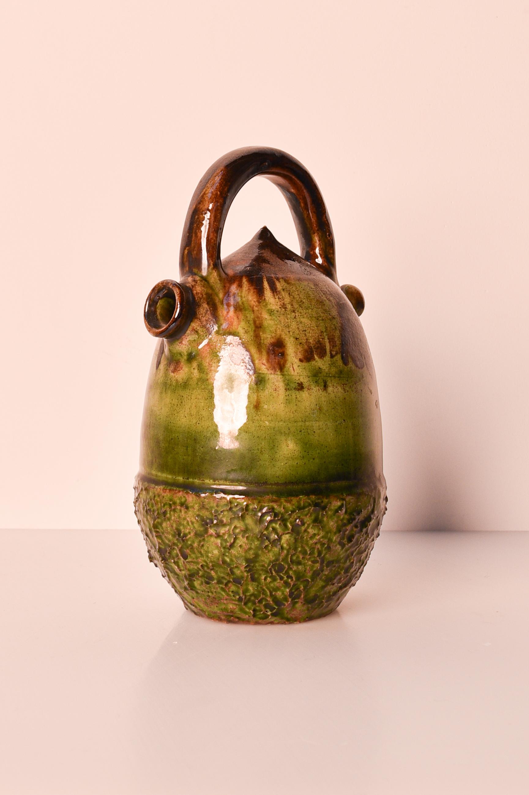 Spanish glazed terracotta botijo/ búcaro or water jar in the shape of an acorn In Good Condition For Sale In Oostende, BE