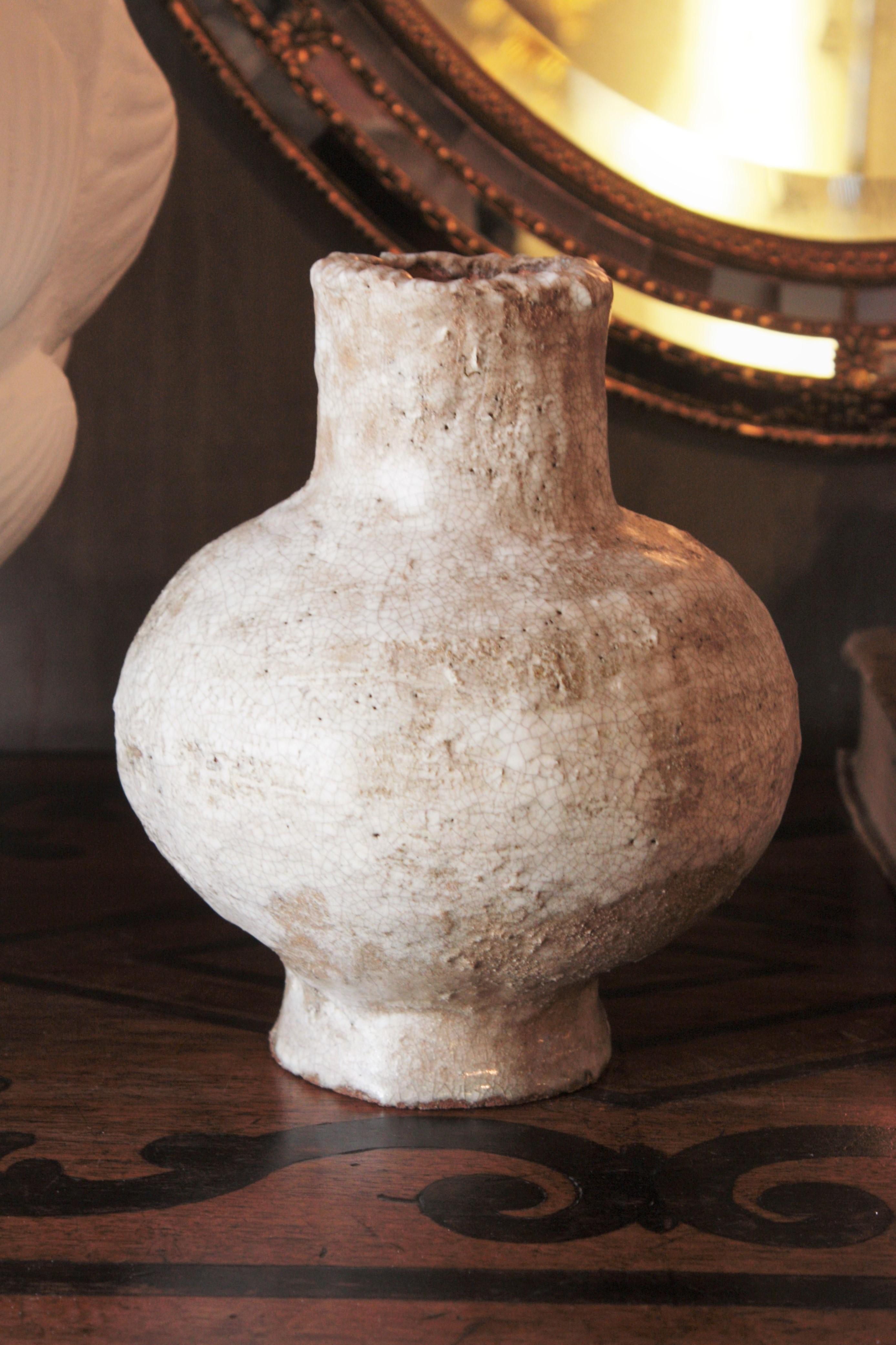 Vase en terre cuite du milieu du siècle fait à la main avec une finition en céramique émaillée blanche, Espagne, années 1950
Ce vase ou récipient en terre cuite a un intérieur non glacé et un extérieur glacé blanc/blanc cassé. 
Il a un design