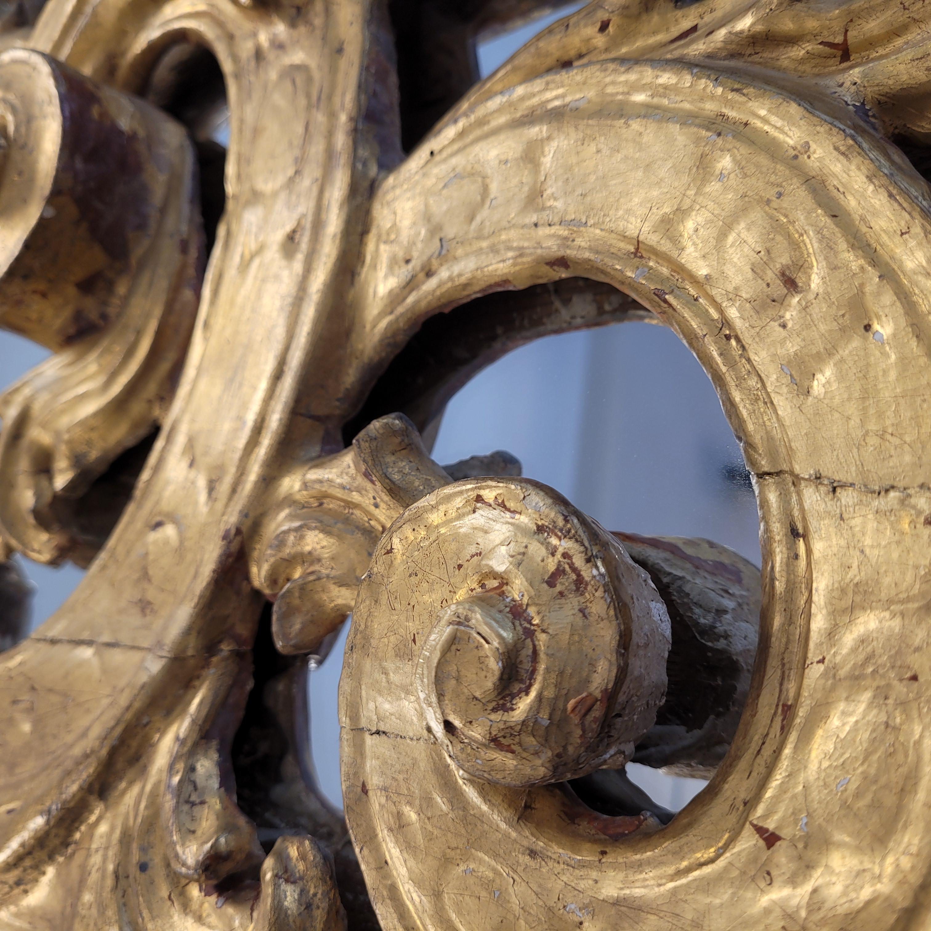 Spanischer Spiegel aus goldenem Holz, hergestellt aus Fragmenten eines Altarbildes, Barock im Angebot 5