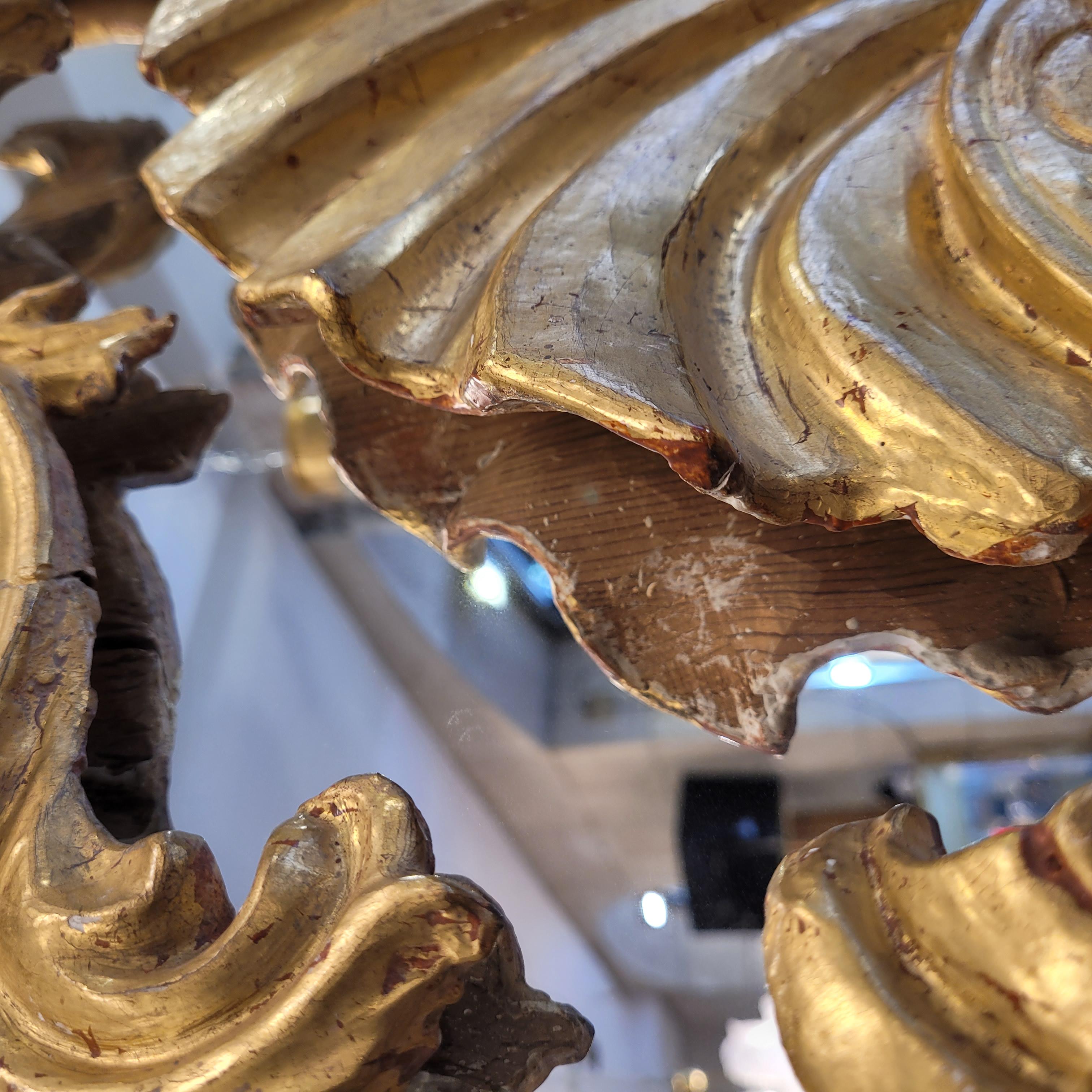 Spanischer Spiegel aus goldenem Holz, hergestellt aus Fragmenten eines Altarbildes, Barock im Angebot 6