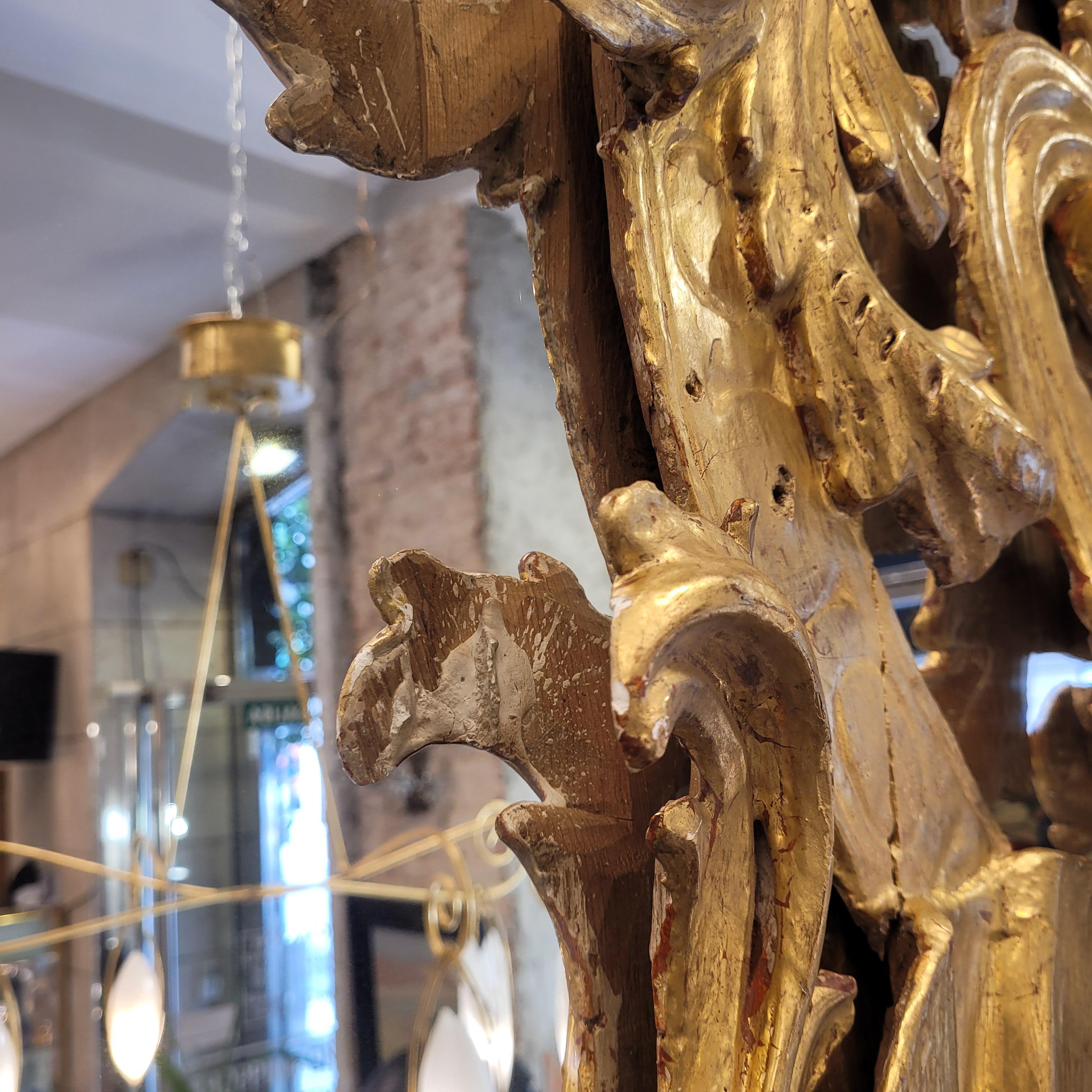 Spanischer Spiegel aus goldenem Holz, hergestellt aus Fragmenten eines Altarbildes, Barock im Angebot 8