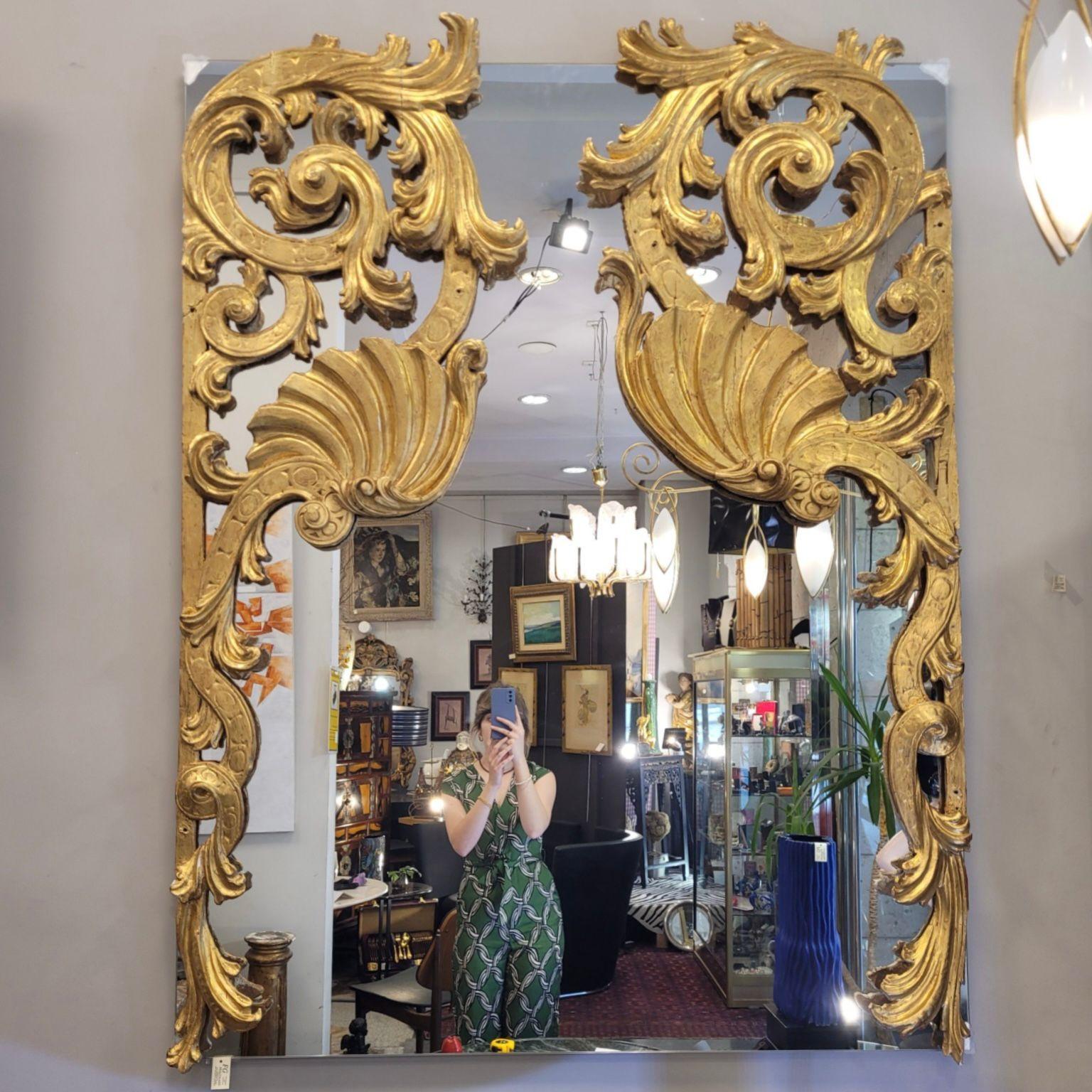Miroir baroque espagnol en bois doré orné de fragments d'un autel en vente 11
