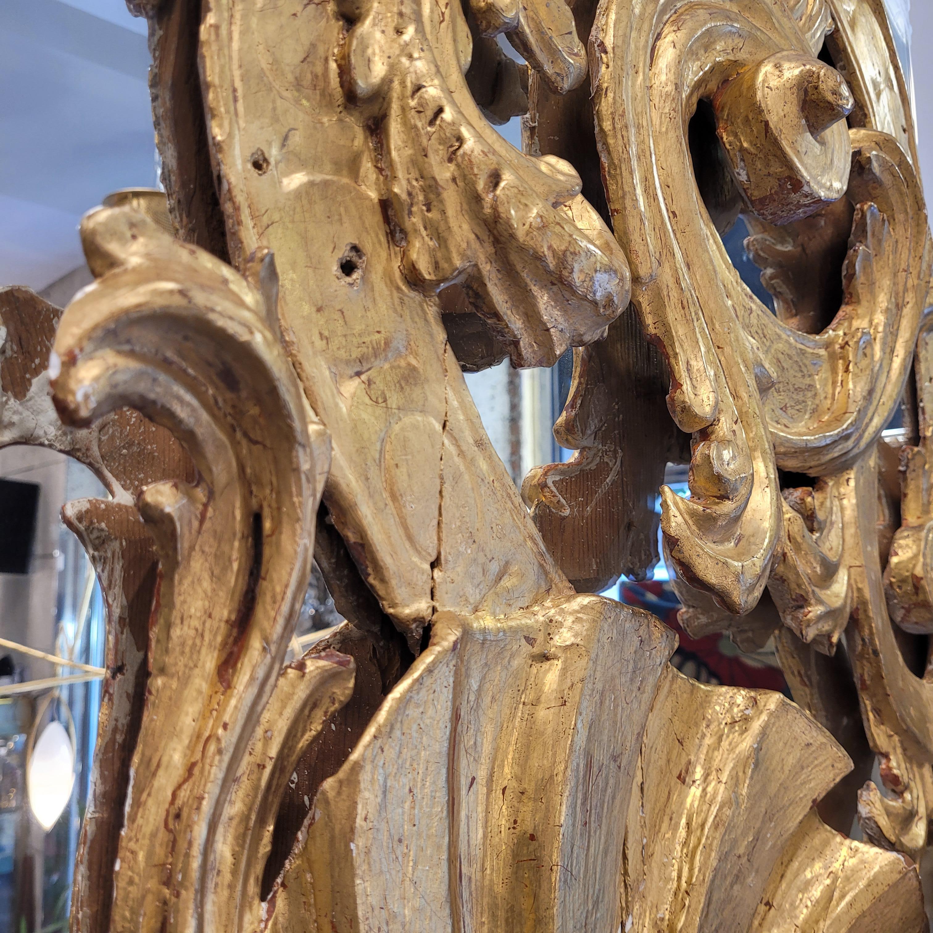 Spanischer Spiegel aus goldenem Holz, hergestellt aus Fragmenten eines Altarbildes, Barock im Angebot 14