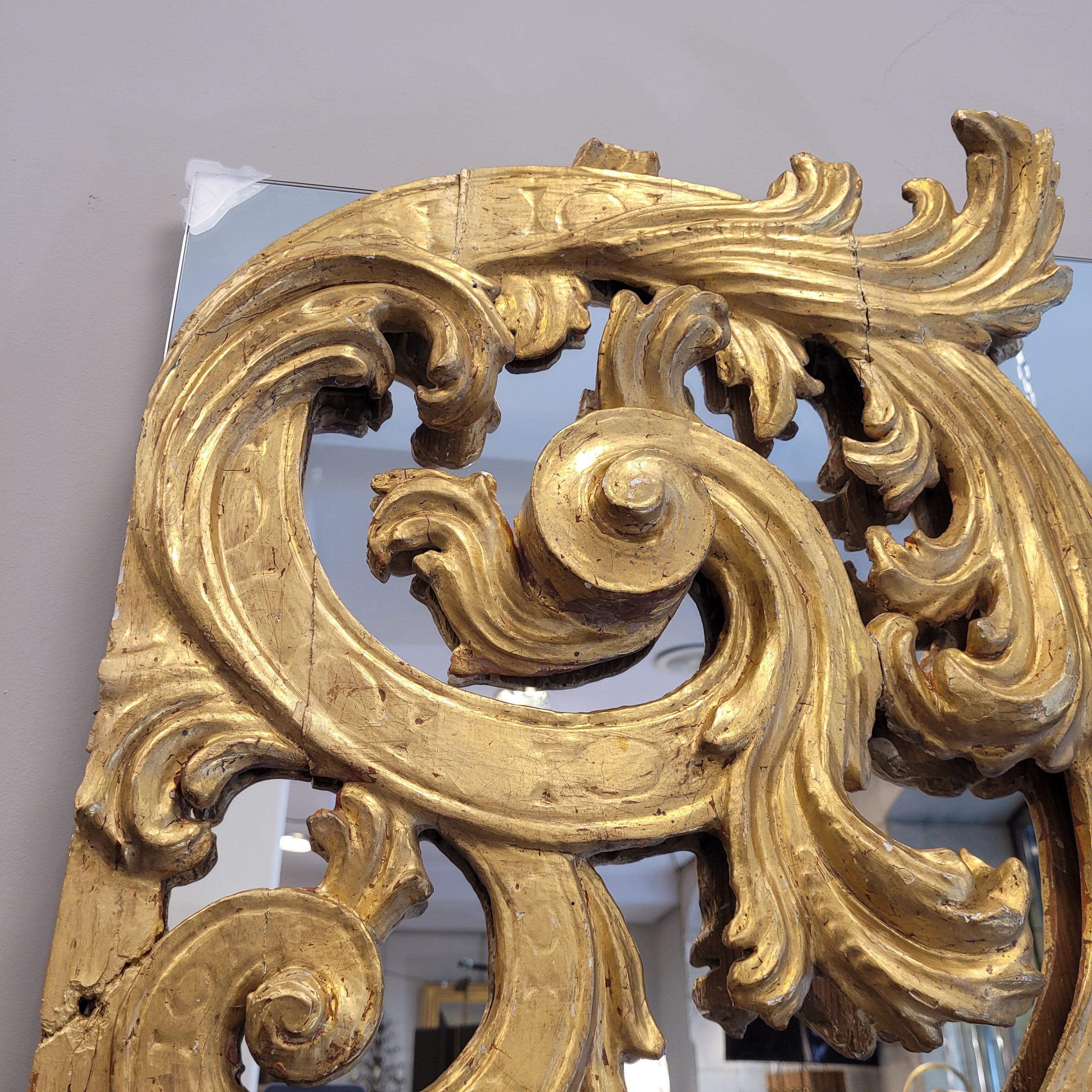 Spanischer Spiegel aus goldenem Holz, hergestellt aus Fragmenten eines Altarbildes, Barock (Handgefertigt) im Angebot