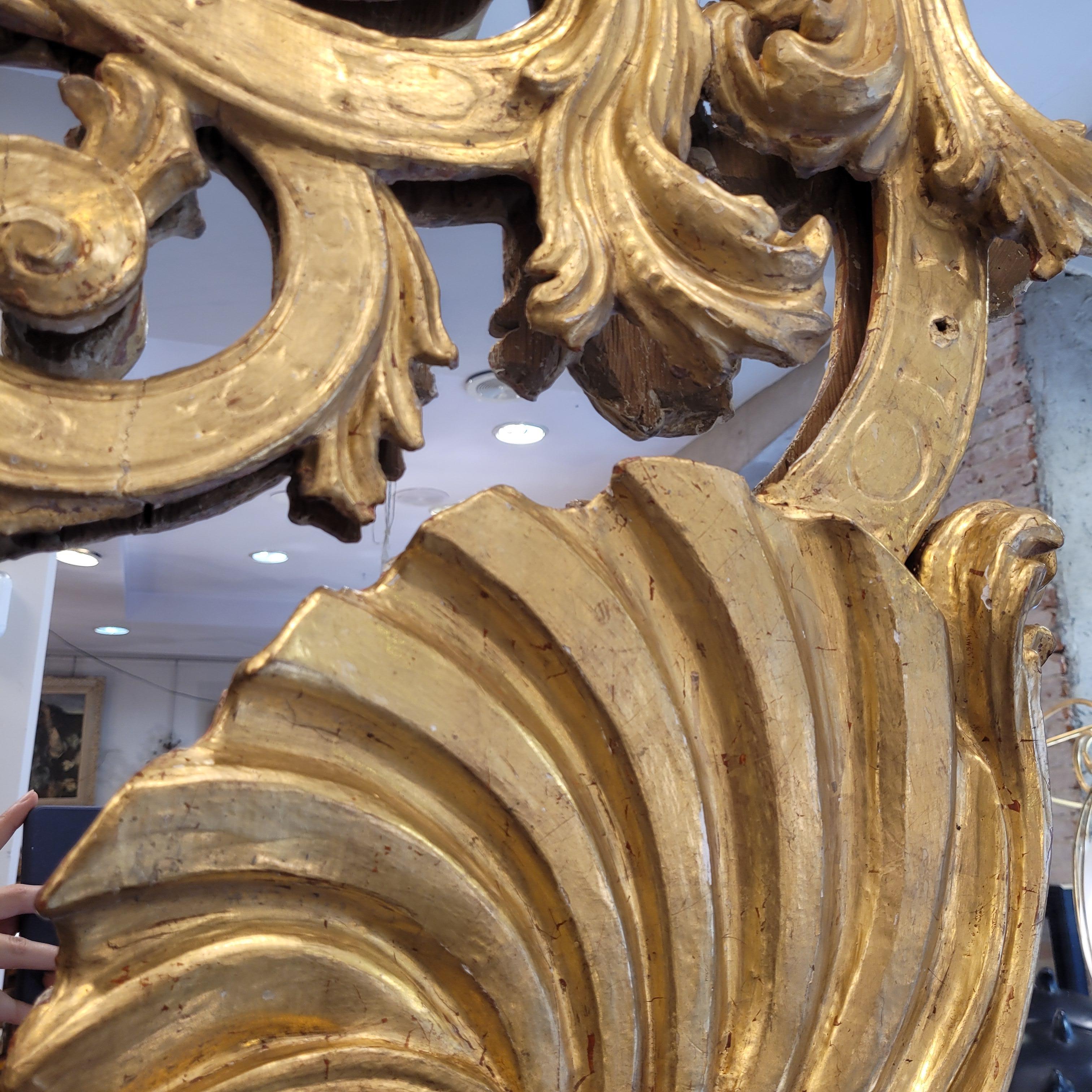 Spanischer Spiegel aus goldenem Holz, hergestellt aus Fragmenten eines Altarbildes, Barock im Zustand „Gut“ im Angebot in Valladolid, ES