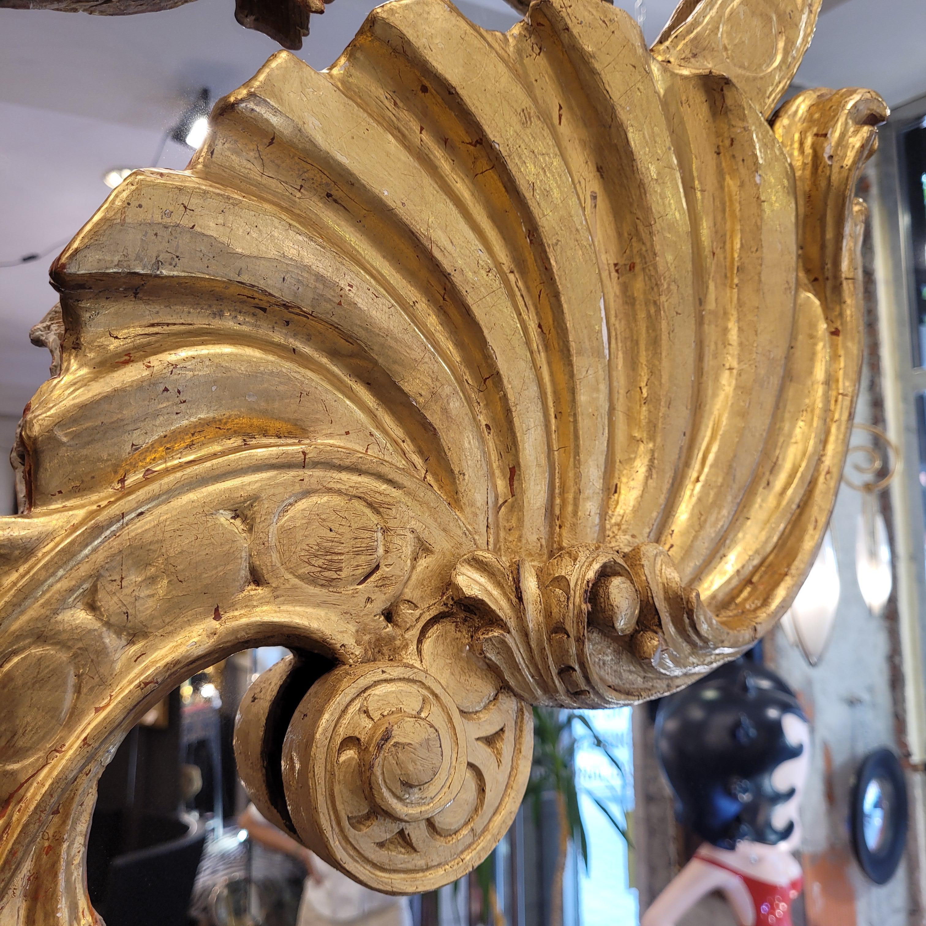 Spanischer Spiegel aus goldenem Holz, hergestellt aus Fragmenten eines Altarbildes, Barock (21. Jahrhundert und zeitgenössisch) im Angebot