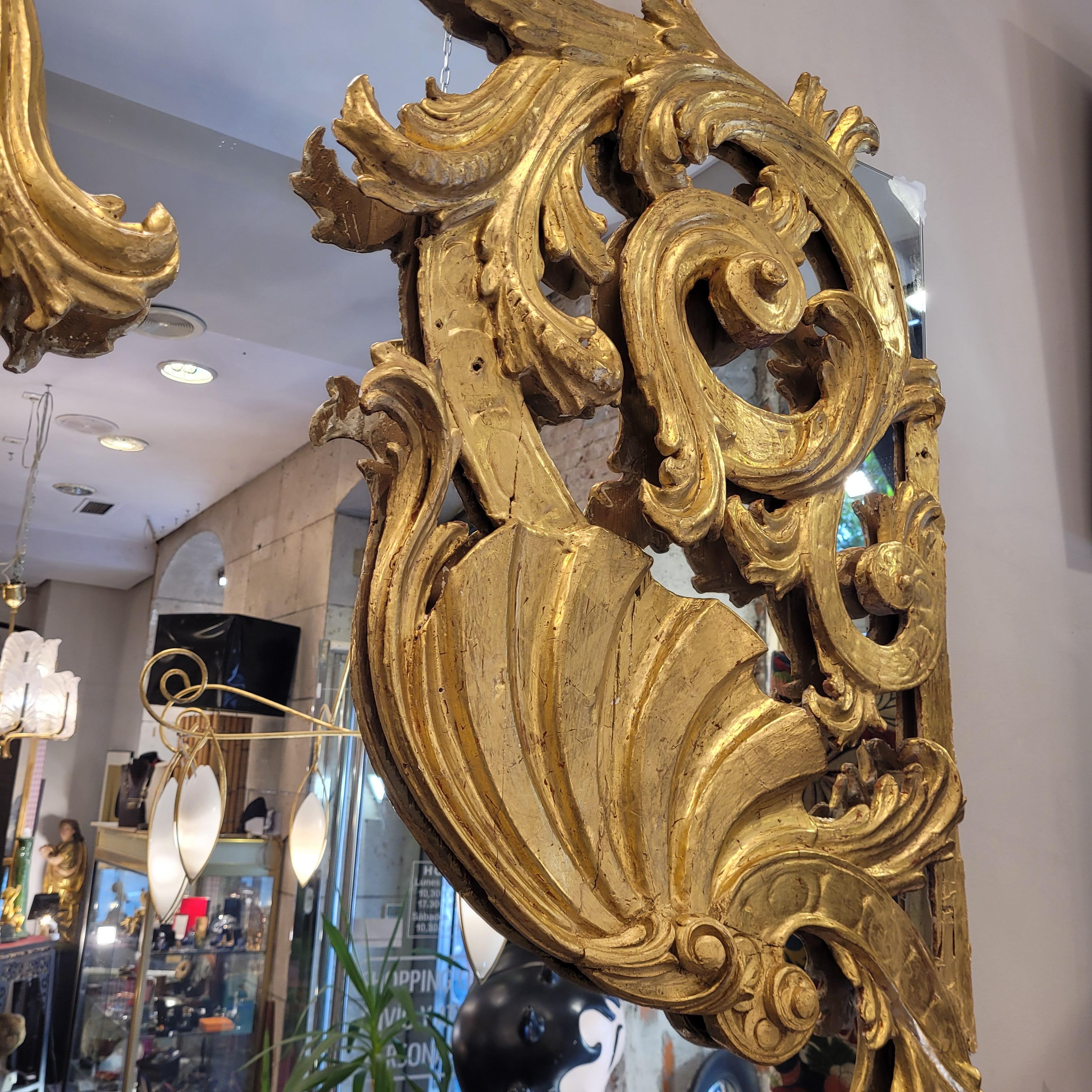 Spanischer Spiegel aus goldenem Holz, hergestellt aus Fragmenten eines Altarbildes, Barock (Blattgold) im Angebot