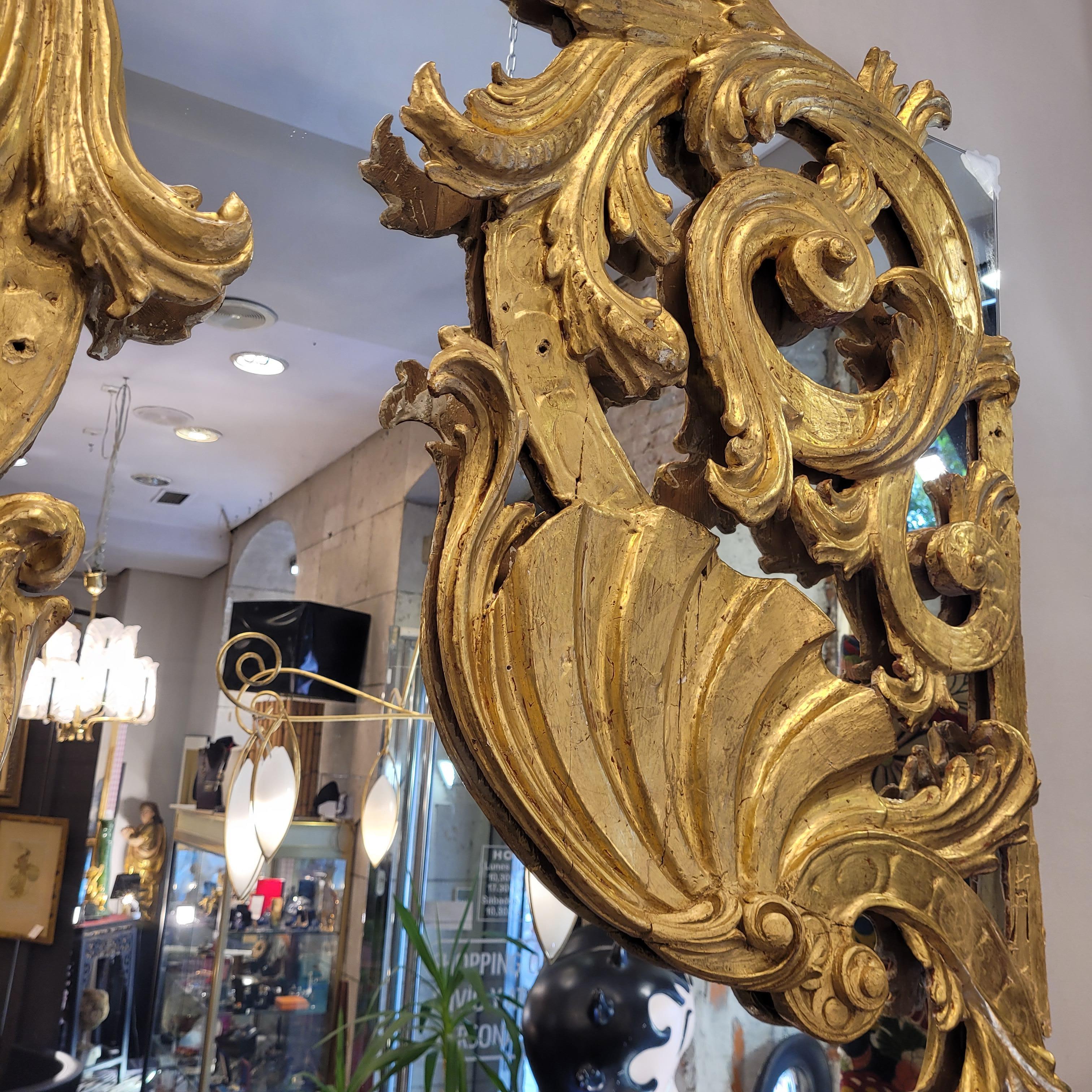 XXIe siècle et contemporain Miroir baroque espagnol en bois doré orné de fragments d'un autel en vente