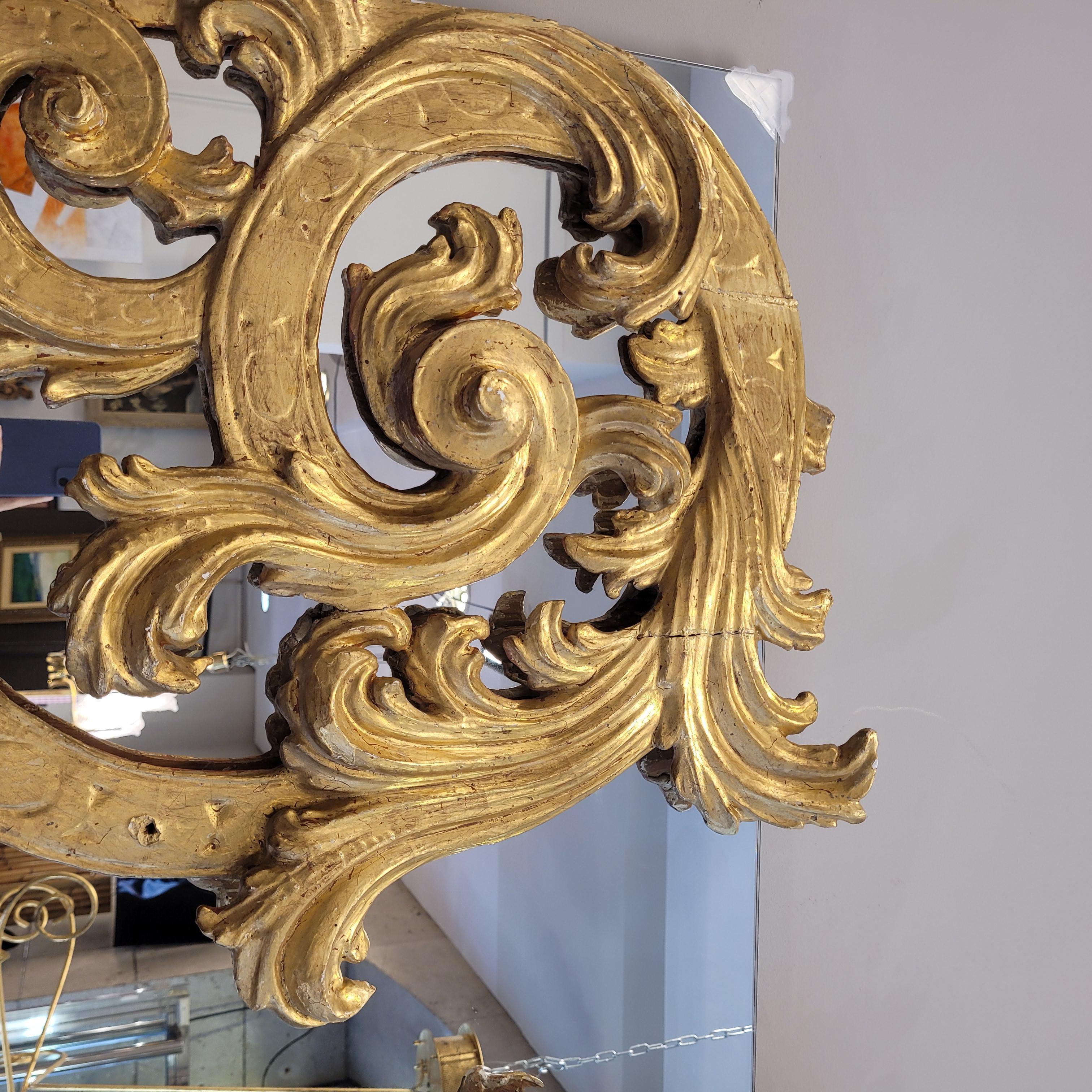 Spanischer Spiegel aus goldenem Holz, hergestellt aus Fragmenten eines Altarbildes, Barock im Angebot 2