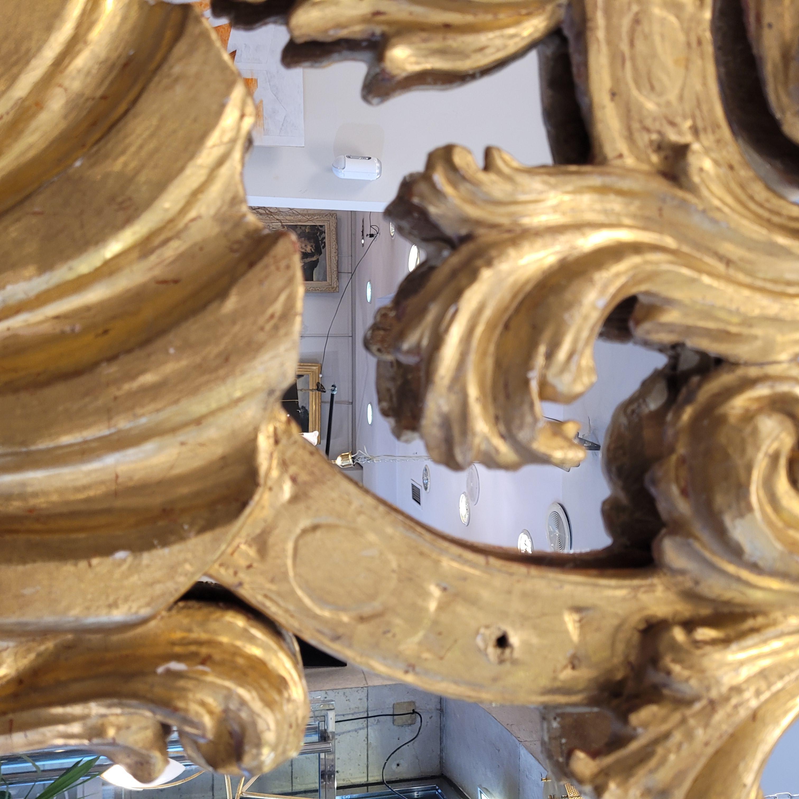 Spanischer Spiegel aus goldenem Holz, hergestellt aus Fragmenten eines Altarbildes, Barock im Angebot 3