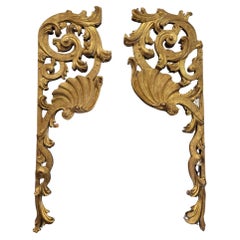 Miroir baroque espagnol en bois doré orné de fragments d'un autel