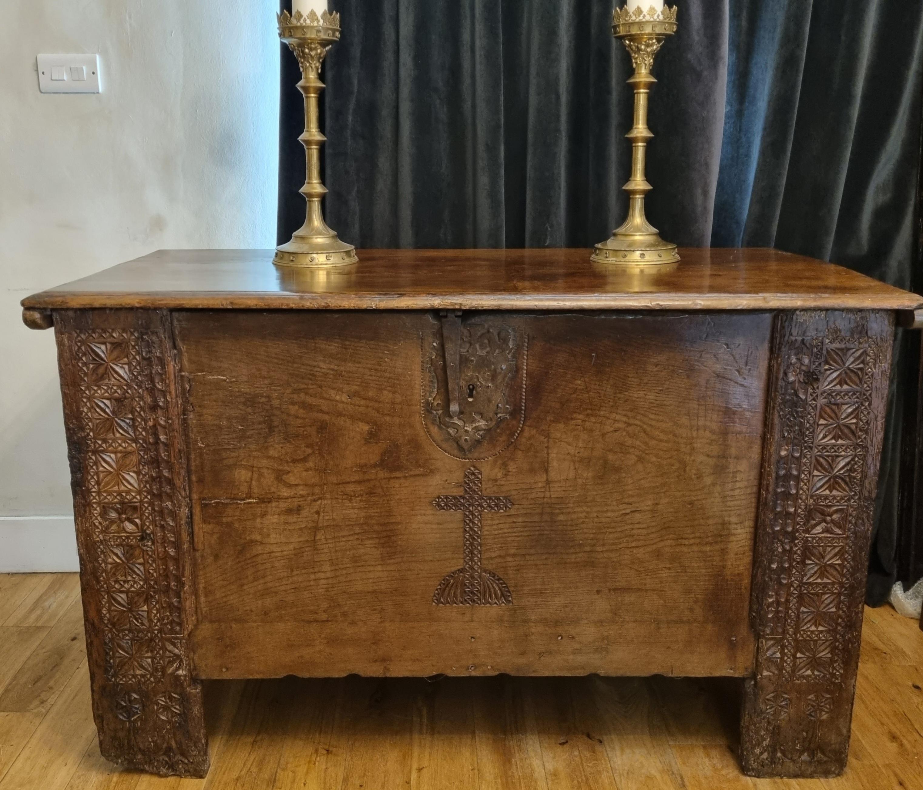 Coffre de cathédrale gothique espagnol, vers 1600, décoré de motifs gothiques et d'une croix centrale. Fabriqué en chêne massif, il présente une belle patine d'usage. Il présente des signes rassurants d'âge et d'utilisation, y compris d'anciennes