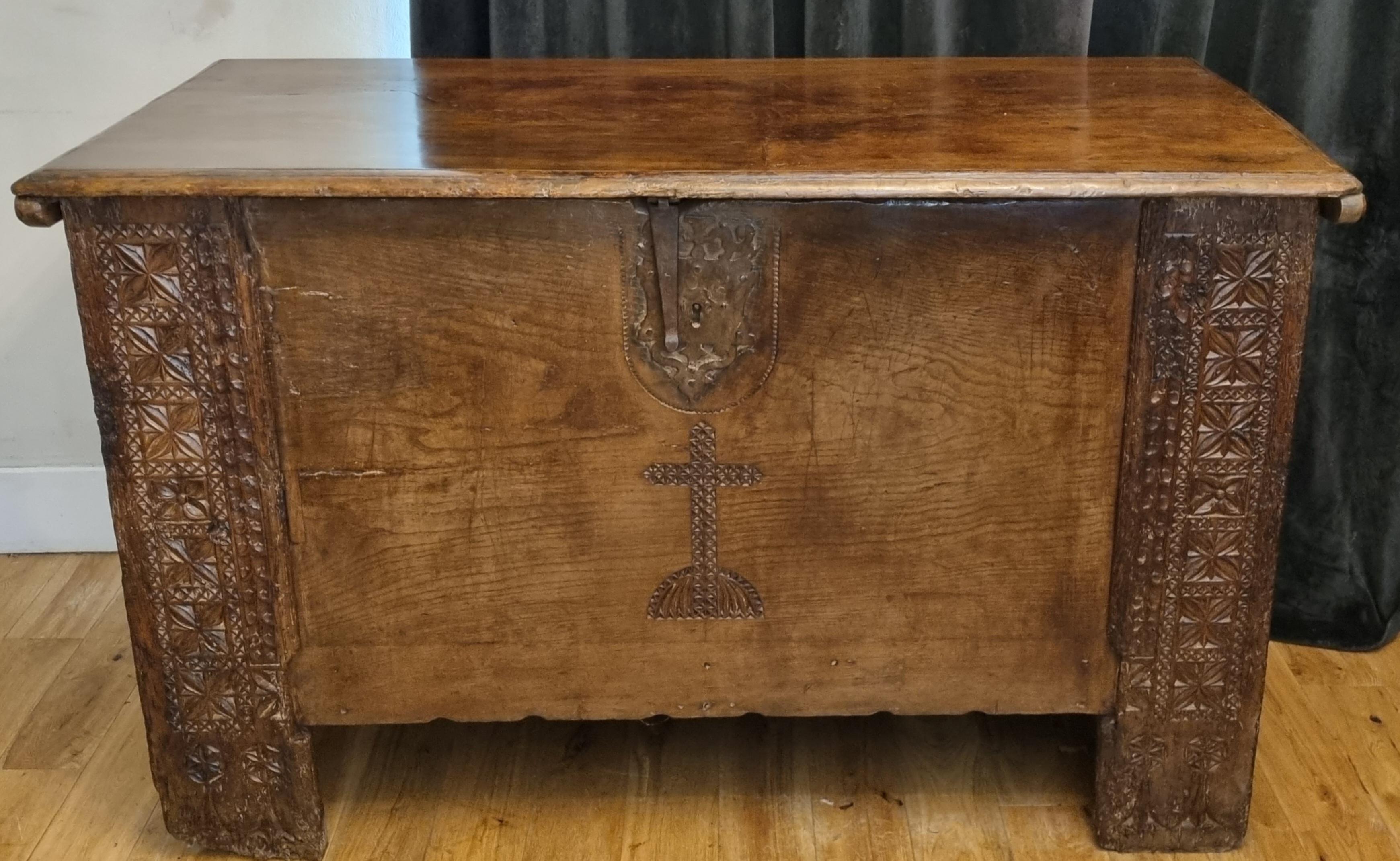 Gothique Coffre de cathédrale gothique espagnol en chêne, vers 1600 en vente