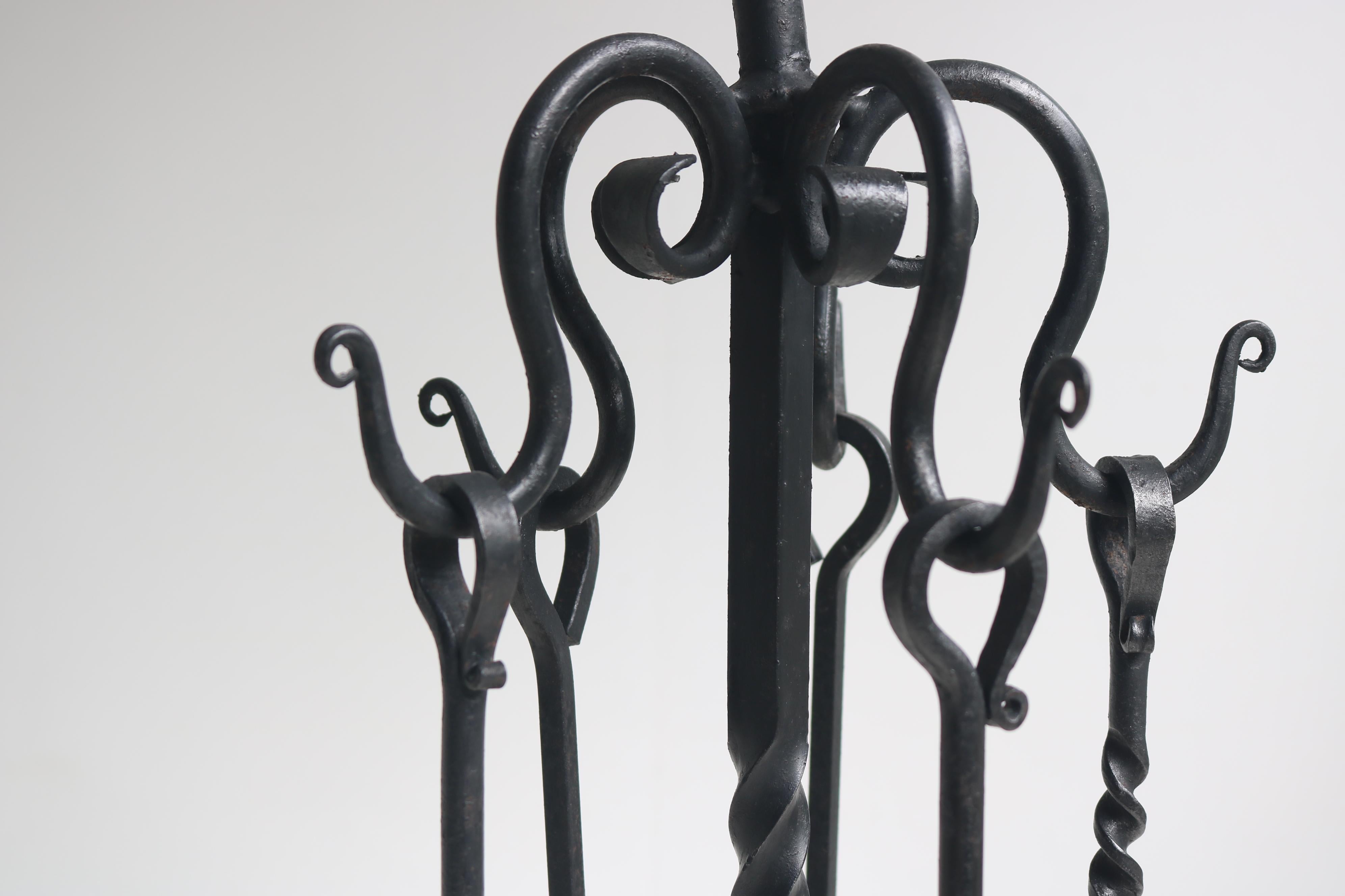 Set di attrezzi per caminetto in stile gotico spagnolo in ferro battuto dragone 1920 forgiato a mano in vendita 2