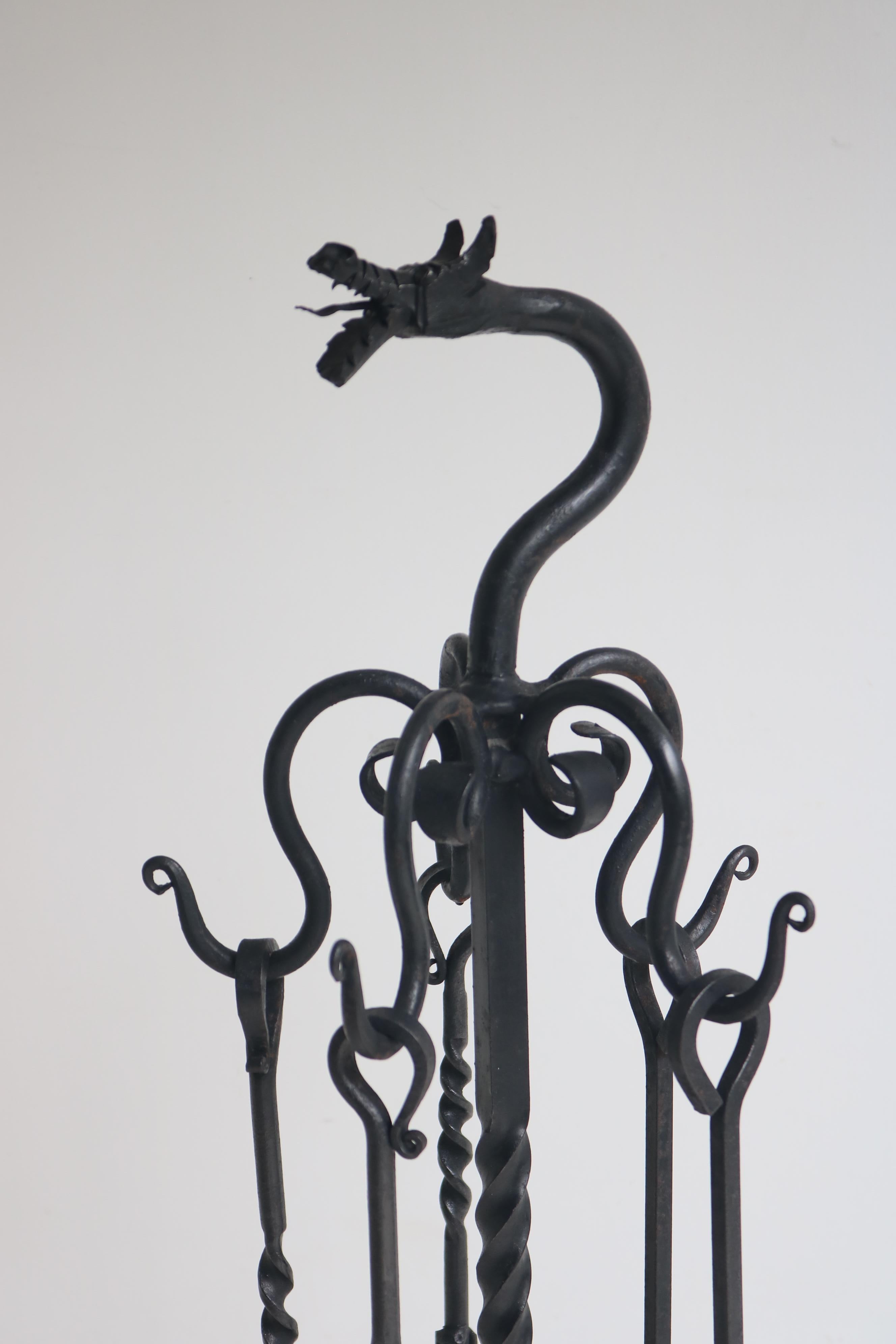 Set di attrezzi per caminetto in stile gotico spagnolo in ferro battuto dragone 1920 forgiato a mano in vendita 3