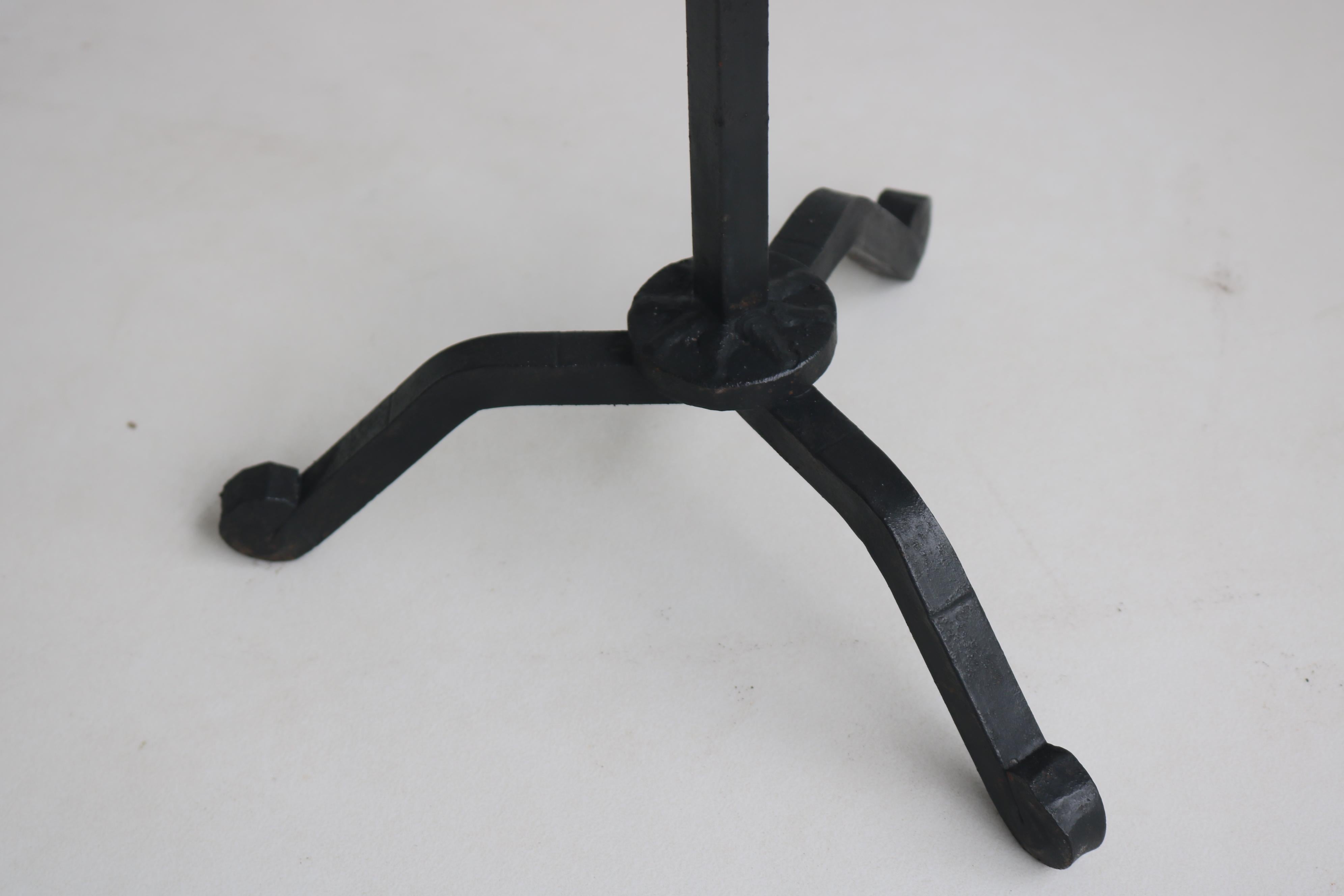 Set di attrezzi per caminetto in stile gotico spagnolo in ferro battuto dragone 1920 forgiato a mano in vendita 4