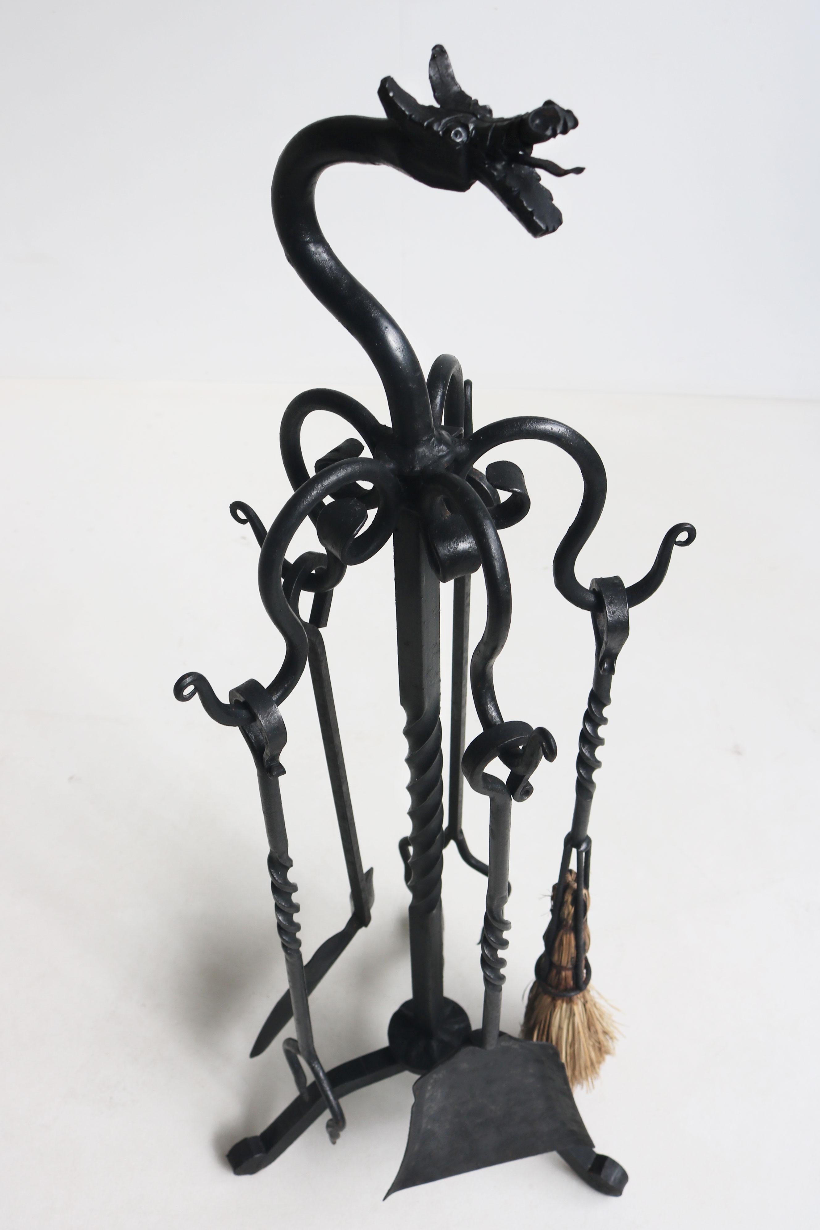 Set di attrezzi per caminetto in stile gotico spagnolo in ferro battuto dragone 1920 forgiato a mano in vendita 5
