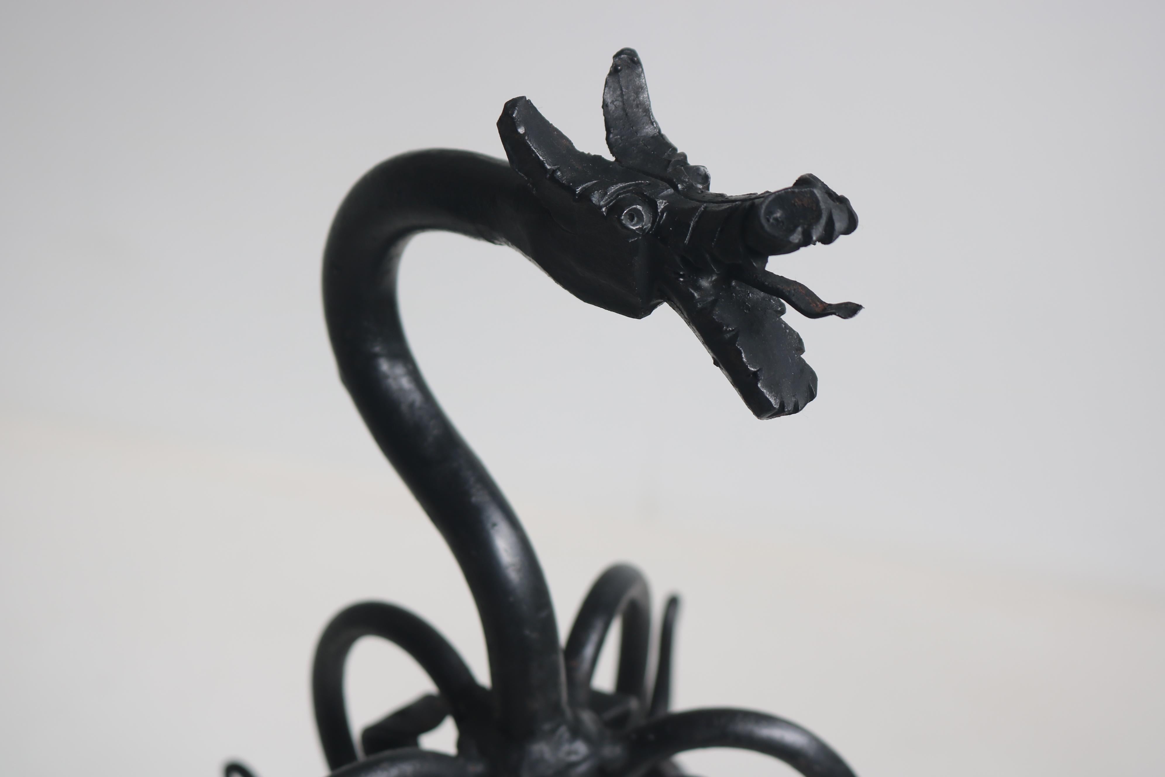 Un eccezionale set di cinque attrezzi da camino con supporto, realizzato a mano in Spagna in ferro battuto durante il tardo periodo Art Nouveau (circa anni '20-'30). Questo insieme scultoreo è caratterizzato da manici in ferro elegantemente