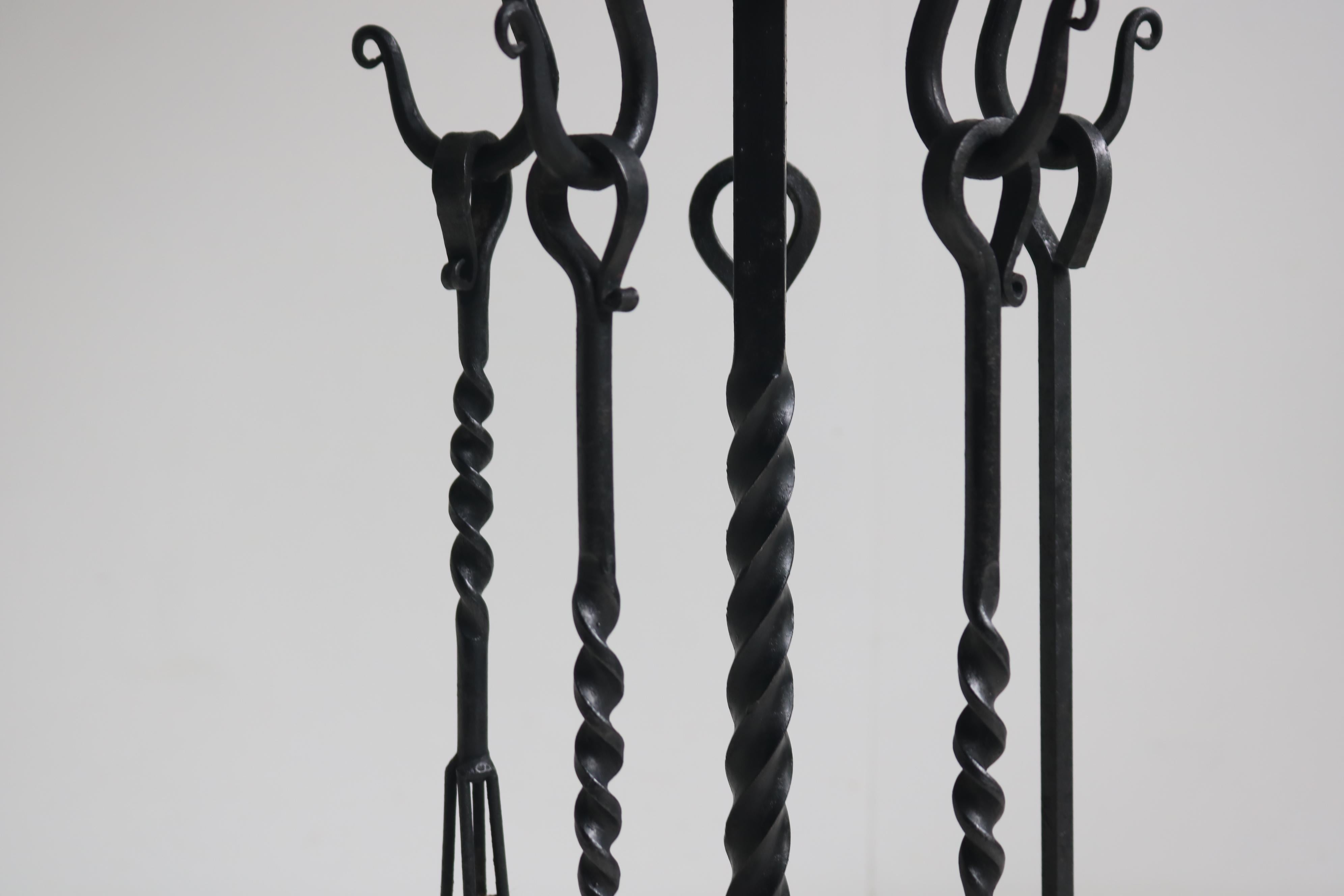 Neogotico Set di attrezzi per caminetto in stile gotico spagnolo in ferro battuto dragone 1920 forgiato a mano in vendita