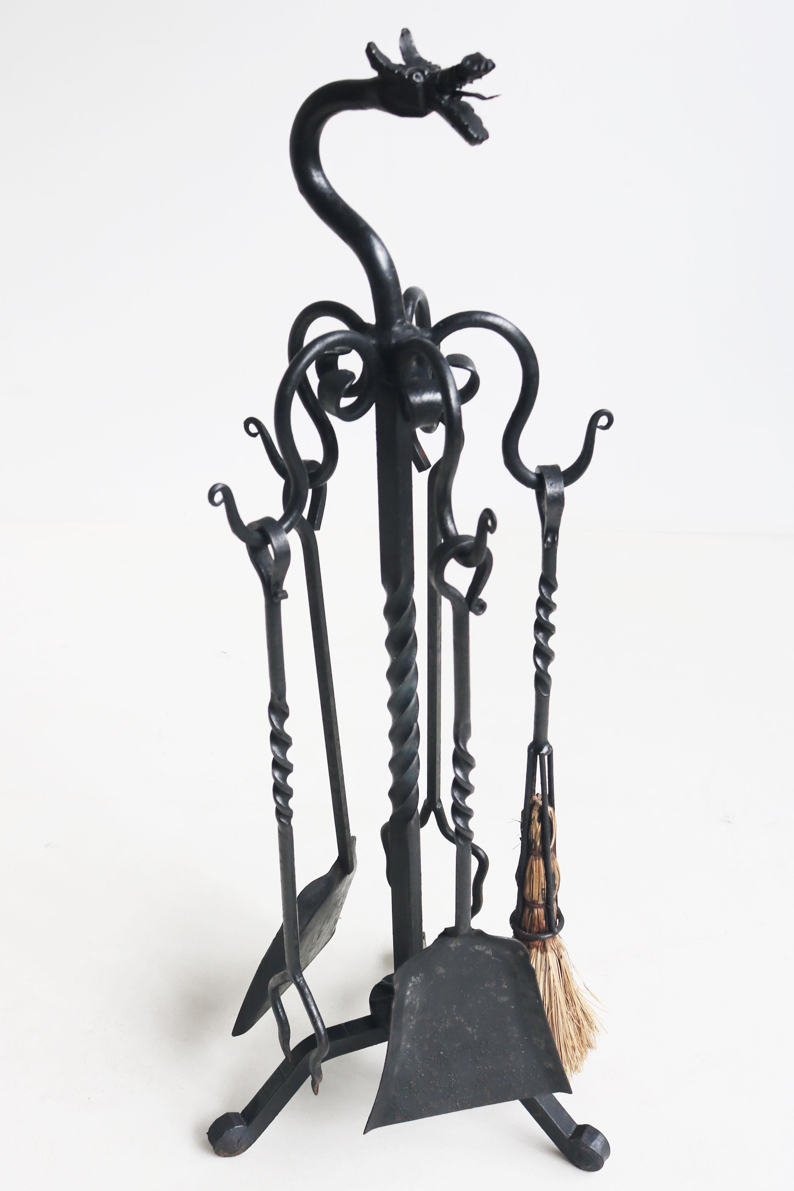 Set di attrezzi per caminetto in stile gotico spagnolo in ferro battuto dragone 1920 forgiato a mano In condizioni buone in vendita a Ijzendijke, NL