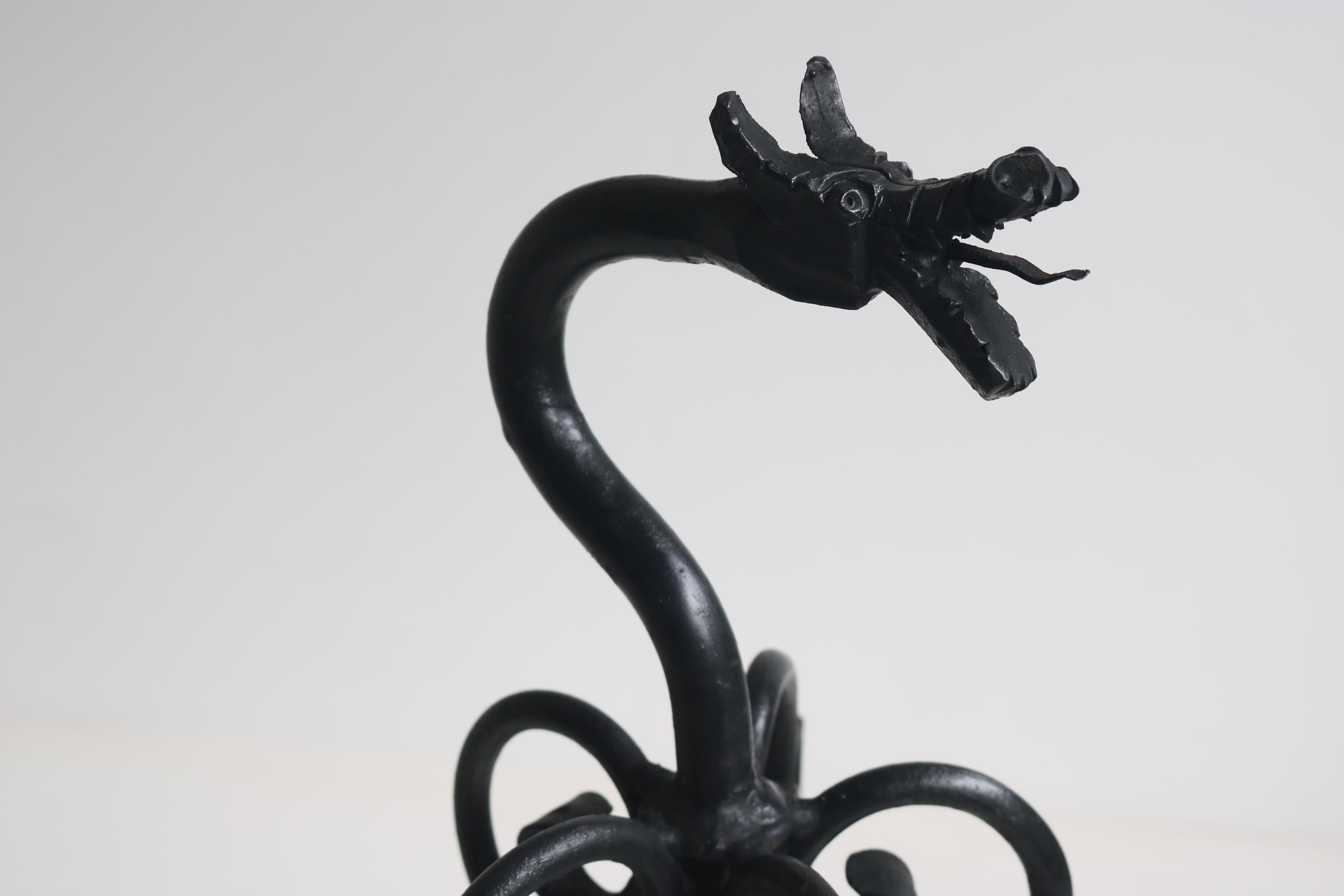 Inizio XX secolo Set di attrezzi per caminetto in stile gotico spagnolo in ferro battuto dragone 1920 forgiato a mano in vendita