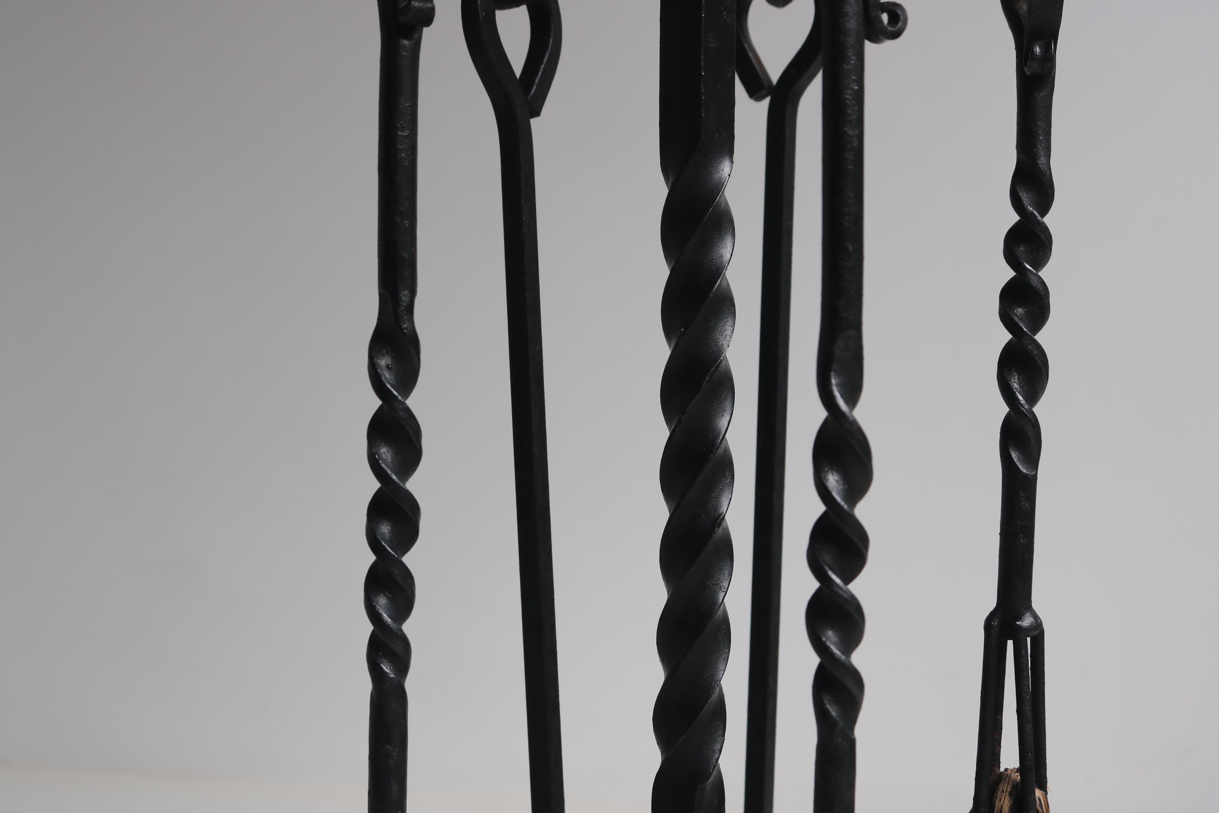Ferro battuto Set di attrezzi per caminetto in stile gotico spagnolo in ferro battuto dragone 1920 forgiato a mano in vendita