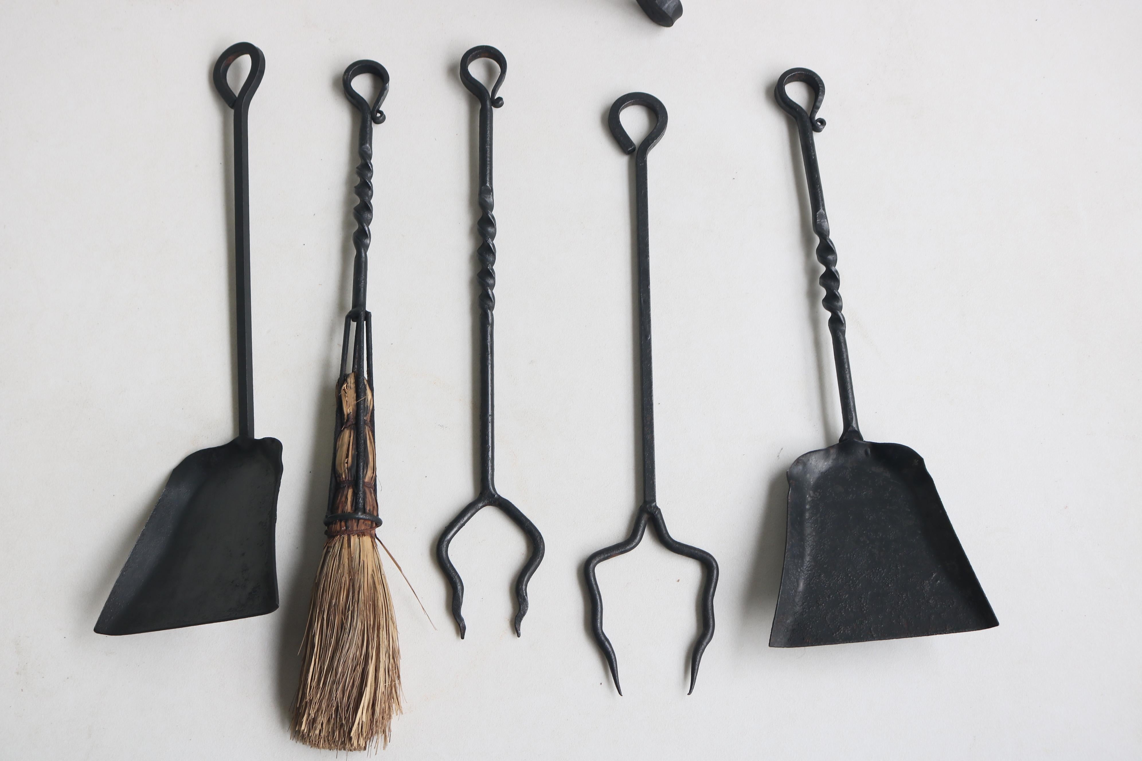 Set di attrezzi per caminetto in stile gotico spagnolo in ferro battuto dragone 1920 forgiato a mano in vendita 1